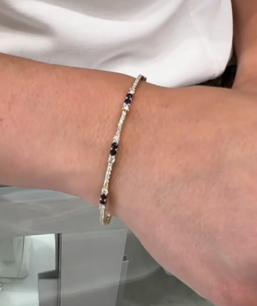 Donna Bracciale con diamanti e zaffiri in oro giallo 18 carati in vendita