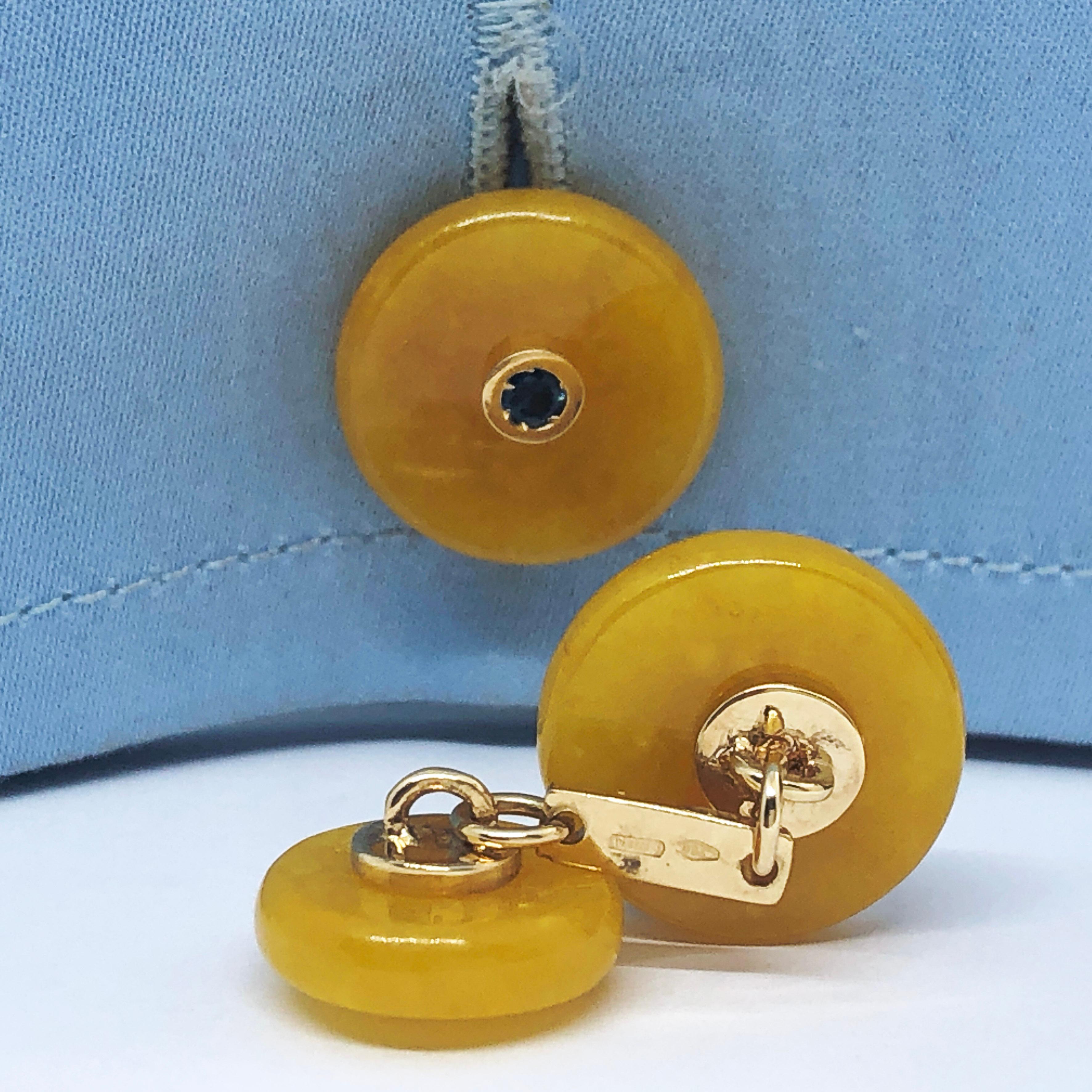 Contemporary Berca Blue Sapphire in a 19.50 Kt Yellow Jade Disk 18K Gold Setting Cufflinks For Sale