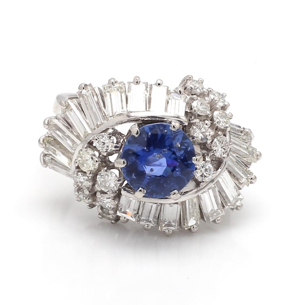 Bague en saphir rond avec diamants baguettes et brillants Bon état - En vente à Scottsdale, AZ