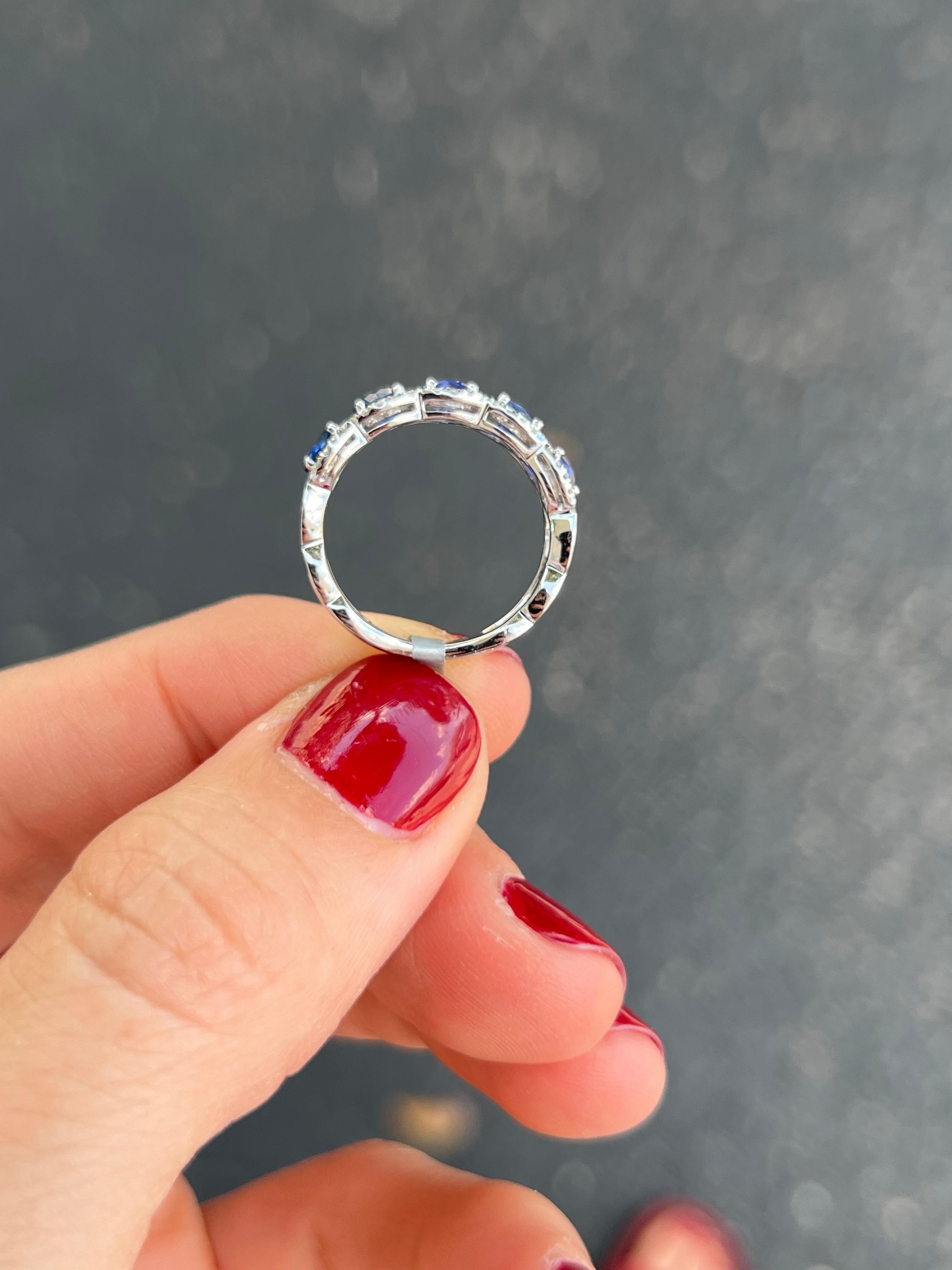 Ring mit runden Saphiren und Diamanten für Damen oder Herren im Angebot