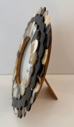 Runder Bilderrahmen mit Wellenschliff aus weißem und braunem Horn-Knochen-Intarsien