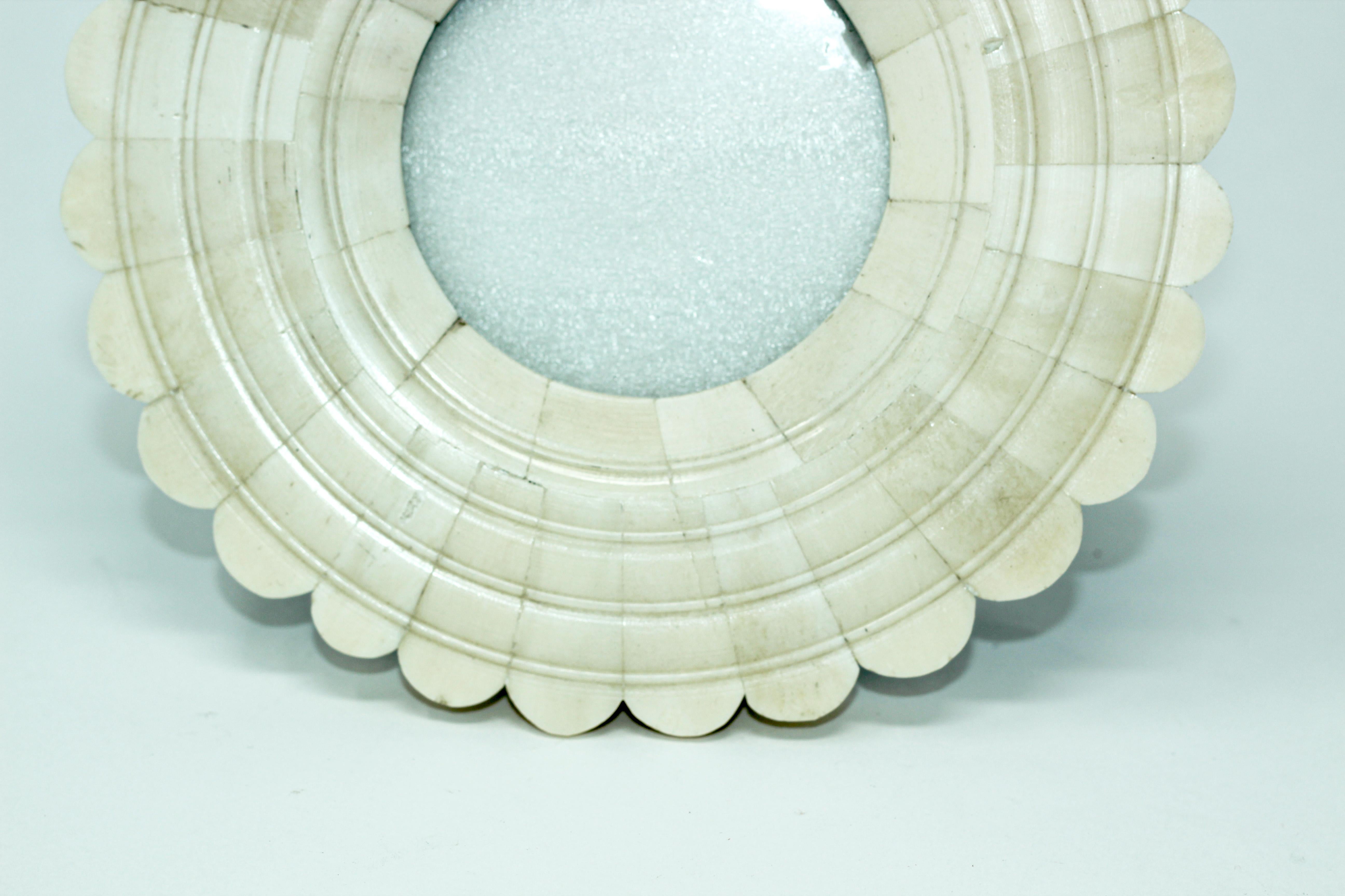 Round picture frame with scalloped white bone inlaid.
Nice small accent decorative picture frame handcrafted in India.