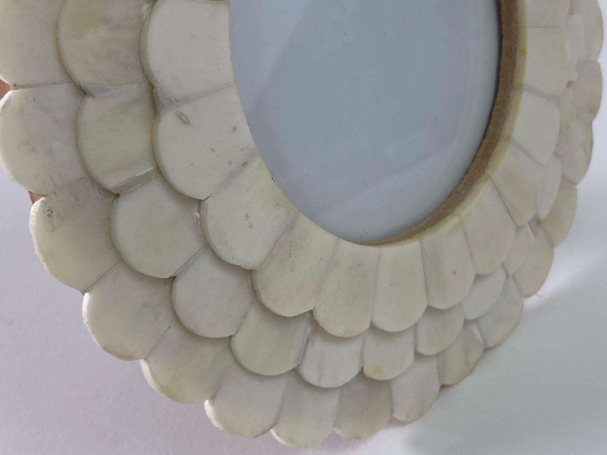 Round Scalloped Picture Frame in White Bone Inlaid In Good Condition For Sale In North Hollywood, CA