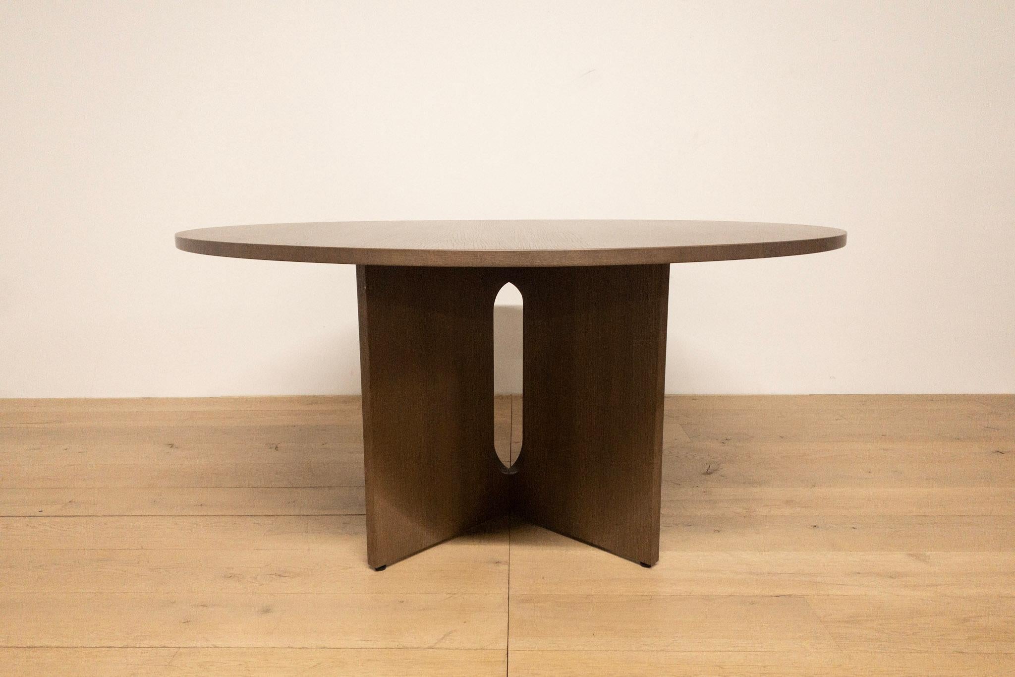This round dining table is distinguished by its Scandinavian design and elegant silhouette using natural materials like oak to comprise the sculptural base. The invention of the Copenhagen-based Norwegian architect and designer Danielle Siggerud,