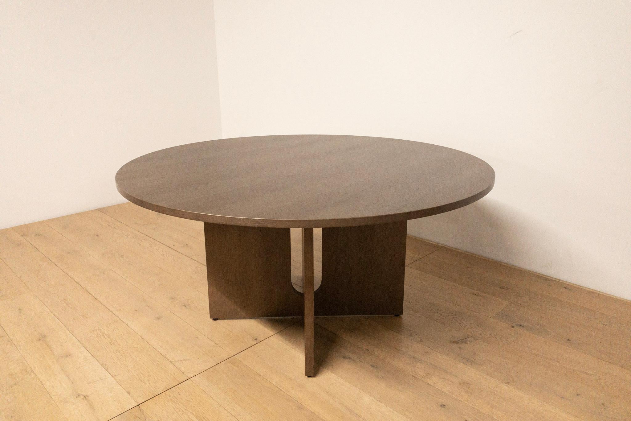 Scandinavo moderno Tavolo da pranzo rotondo scandinavo con base moderna in massello di Oak in vendita