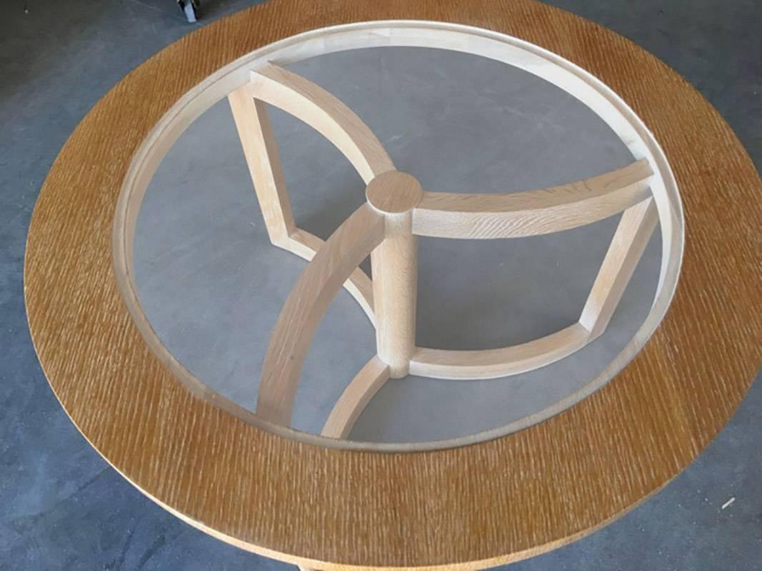 Mid-Century Modern Table basse scandinave ronde à fuseau en chêne avec plateau en verre en vente