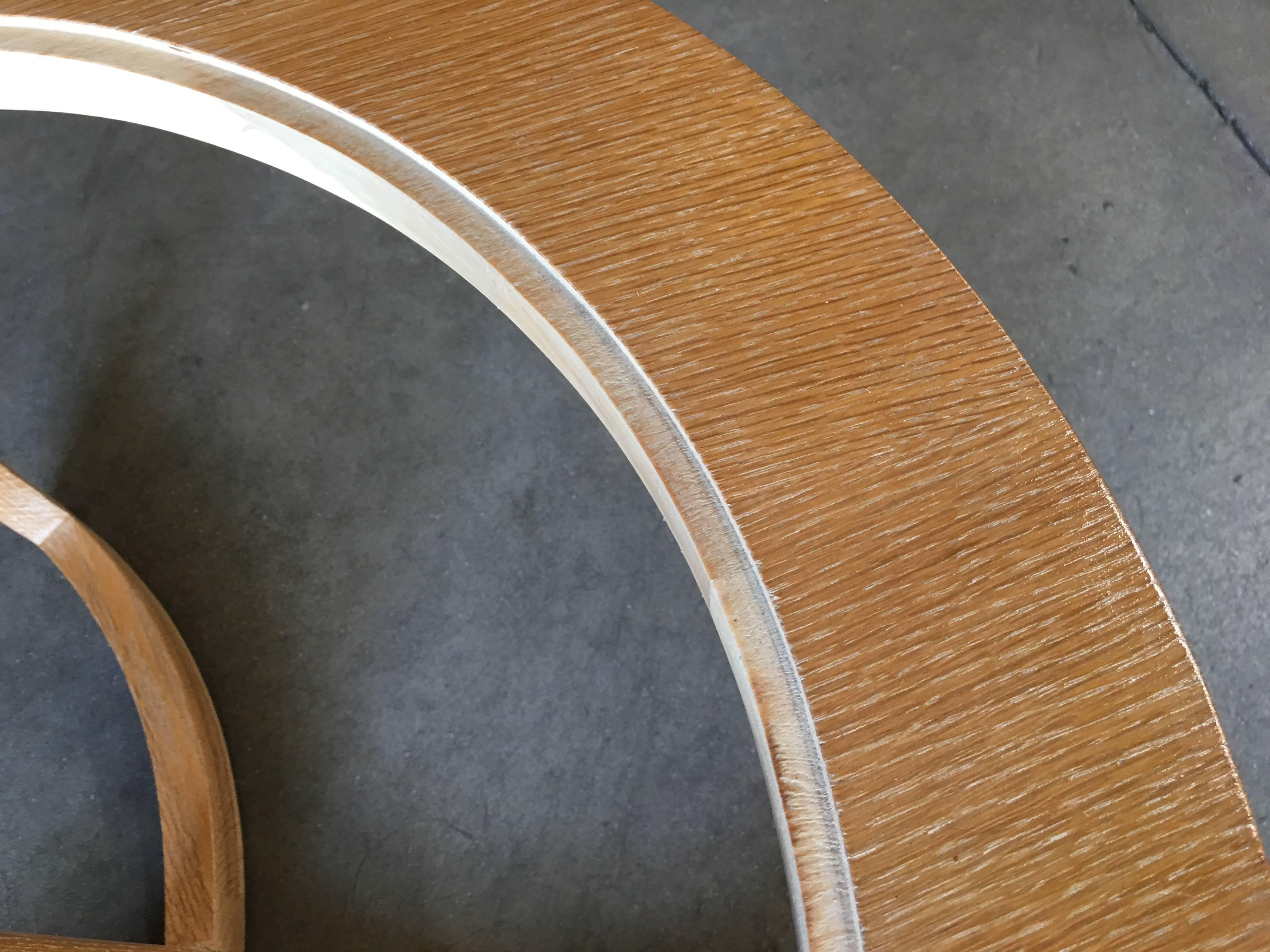 Table basse scandinave ronde à fuseau en chêne avec plateau en verre Excellent état - En vente à Van Nuys, CA