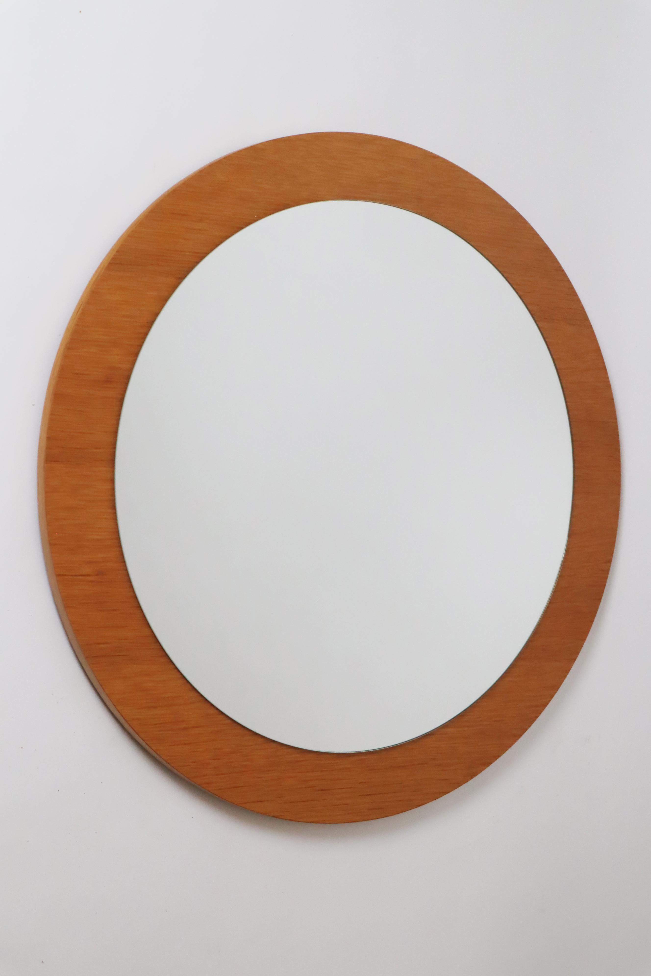 Bellissimo specchio da parete rotondo e semplice. Il vetro a specchio è semplice e senza tempo e si adatta a qualsiasi stile di casa. Il legno della parte anteriore è realizzato con impiallacciatura di quercia di alta qualità, mentre il retro dello
