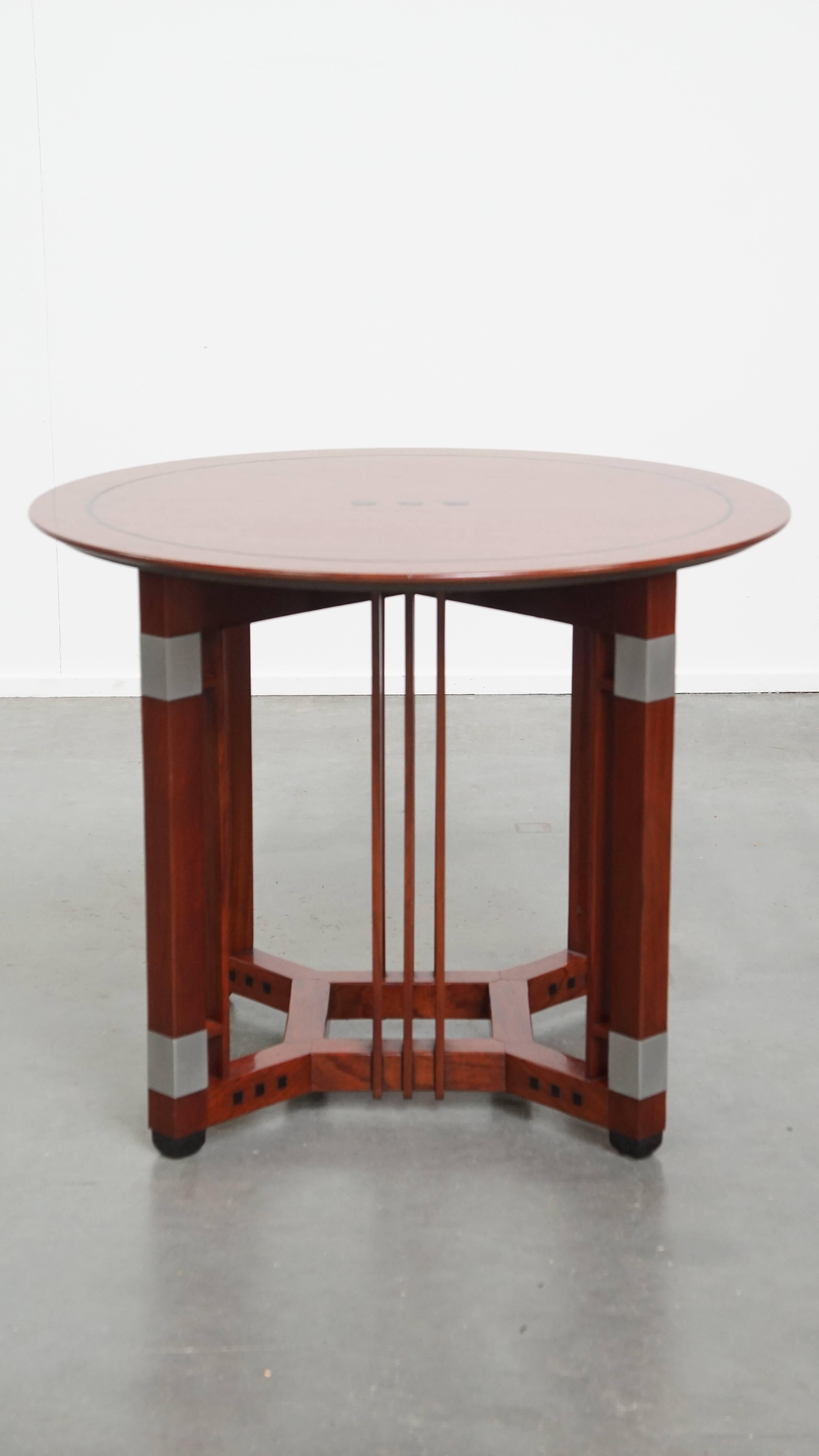 This beautiful round Schuitema coffee table from the Decoforma series is a fantastic addition for enthusiasts. It features beautiful details and is a subtle, charming addition to your interior. Due to years of responsible use, it has normal signs of