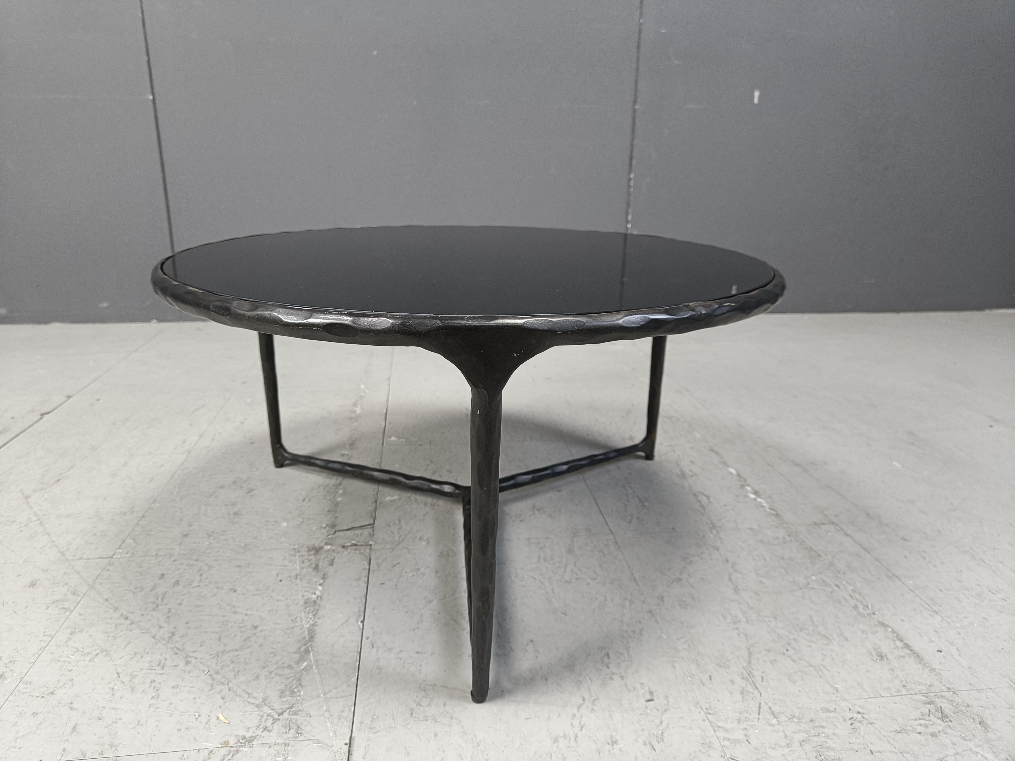 Table basse brutaliste ronde en acier sculpté, 1970 en vente 4