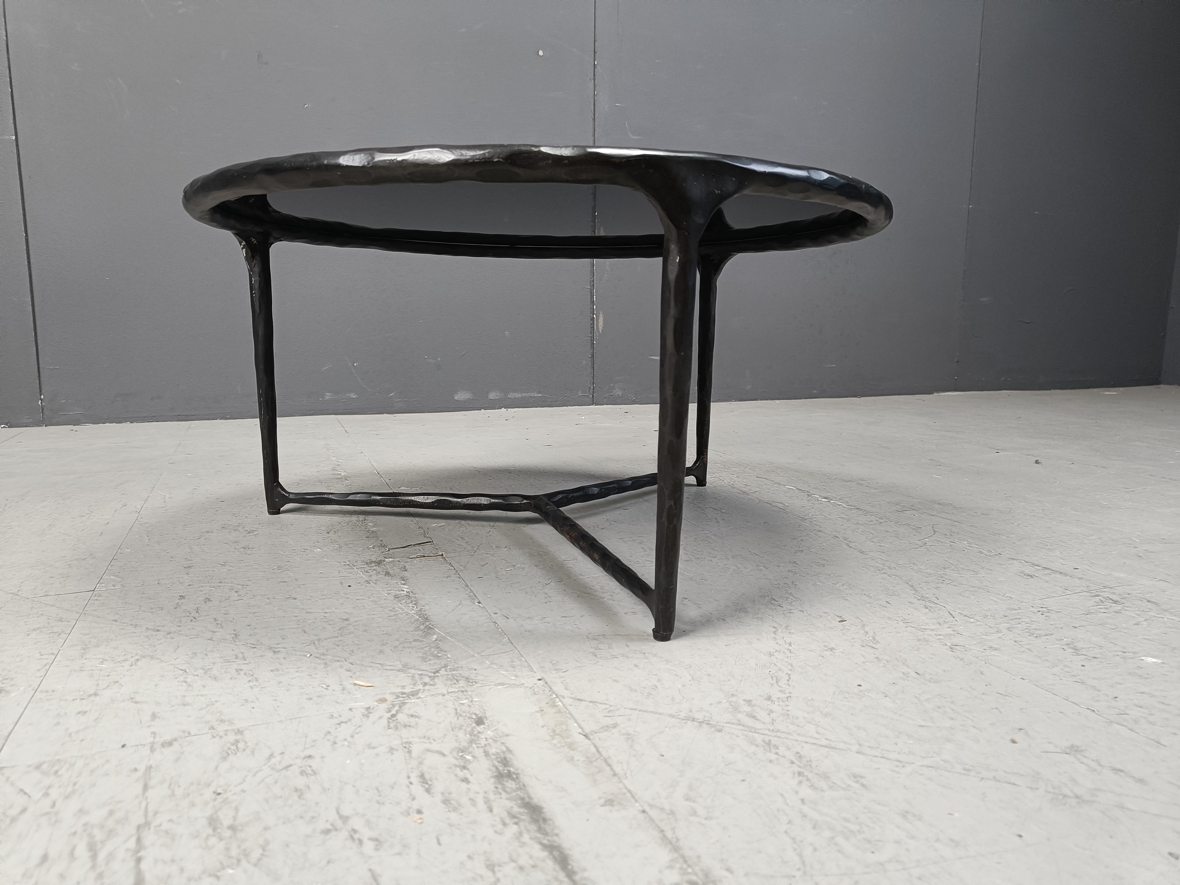 Table basse brutaliste ronde en acier sculpté, 1970 en vente 5