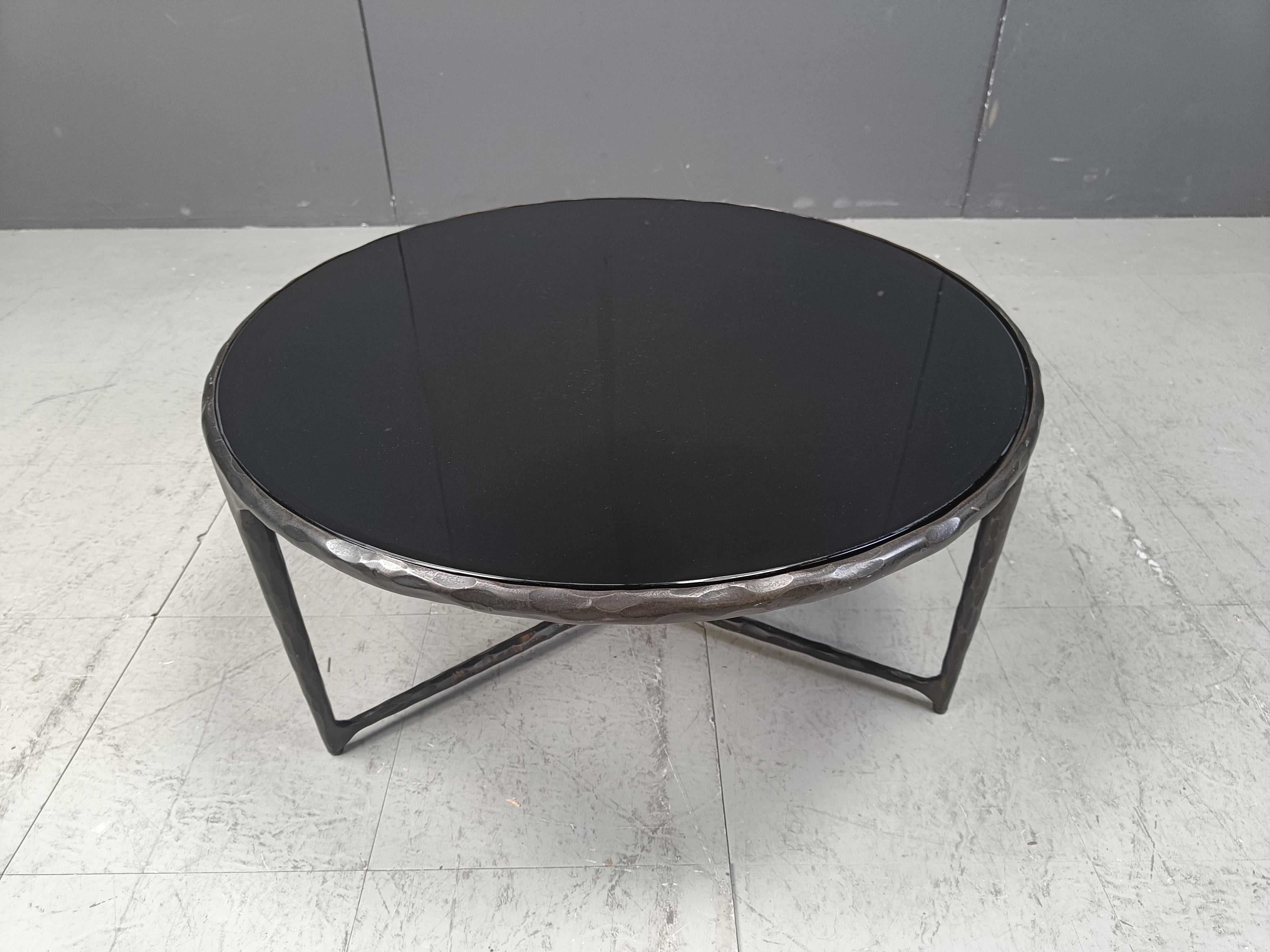Table basse à structure brutaliste en acier fabriquée à la main avec un verre rond inséré noir.

Magnifique table basse tripode suclpturale.

Années 1970 - Belgique 

Dimensions :
Hauteur : 35cm
Diamètre : 70 cm

Réf. : 25012002

*Toutes les images
