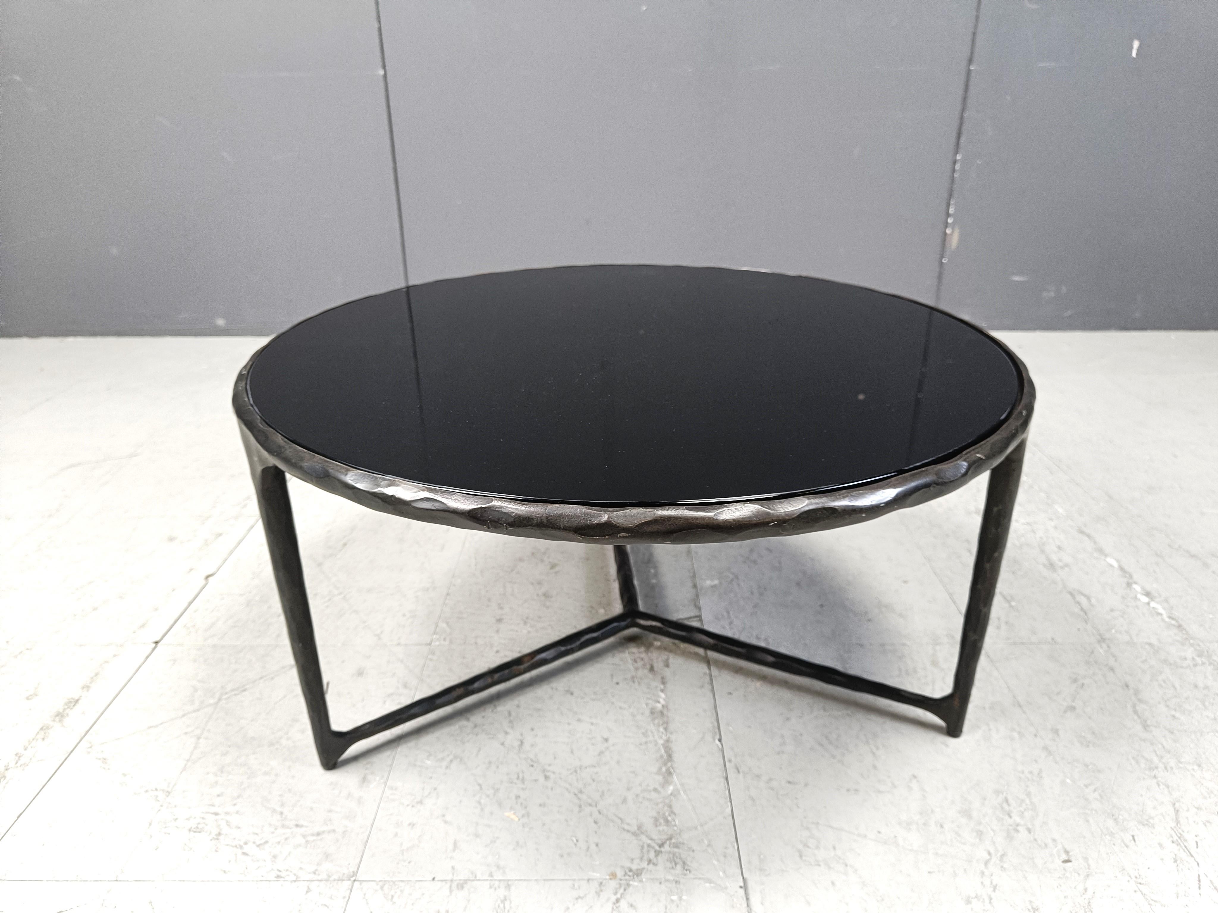 Brutalisme Table basse brutaliste ronde en acier sculpté, 1970 en vente