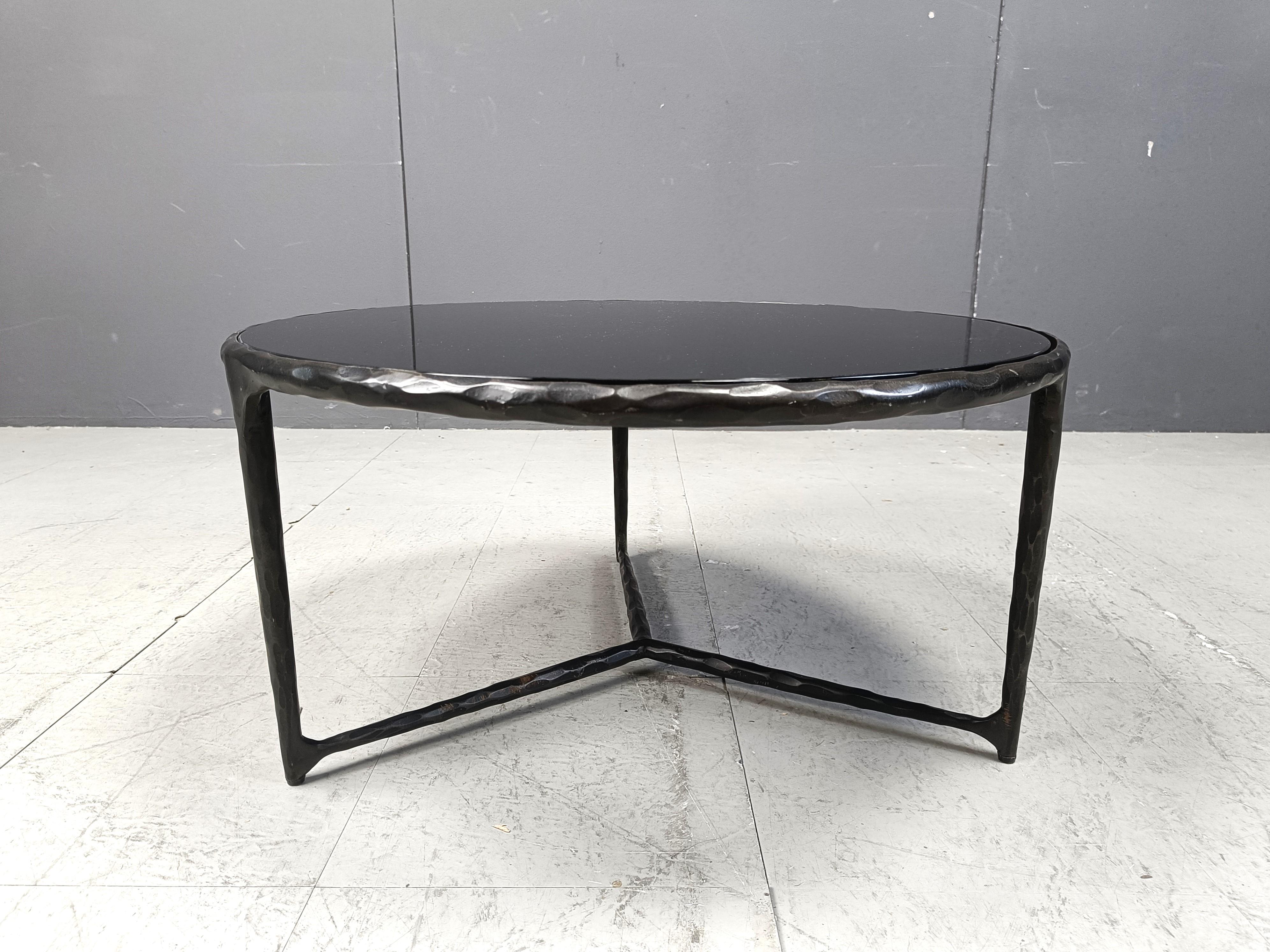 Belge Table basse brutaliste ronde en acier sculpté, 1970 en vente