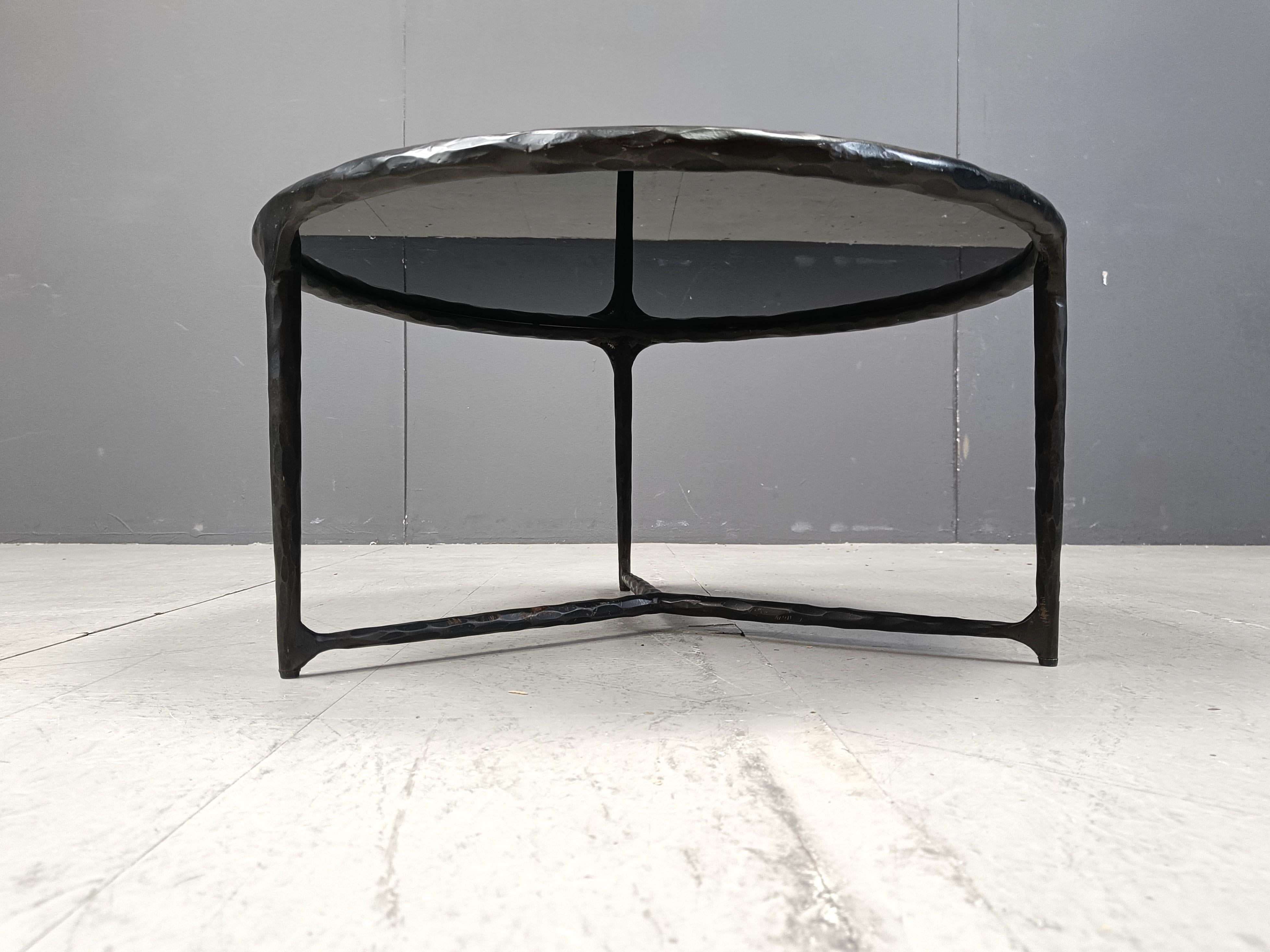 Fin du 20e siècle Table basse brutaliste ronde en acier sculpté, 1970 en vente