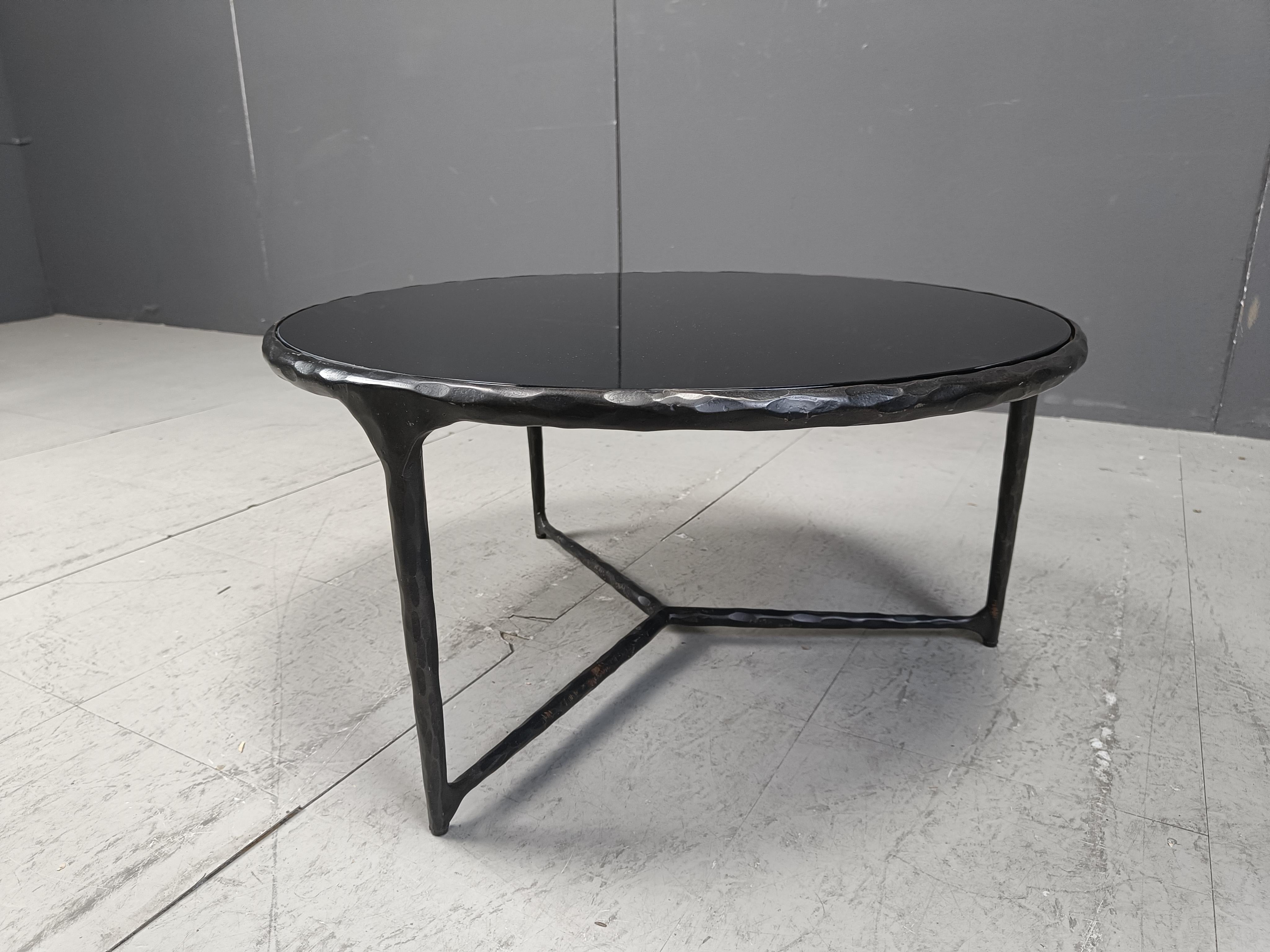 Table basse brutaliste ronde en acier sculpté, 1970 en vente 1