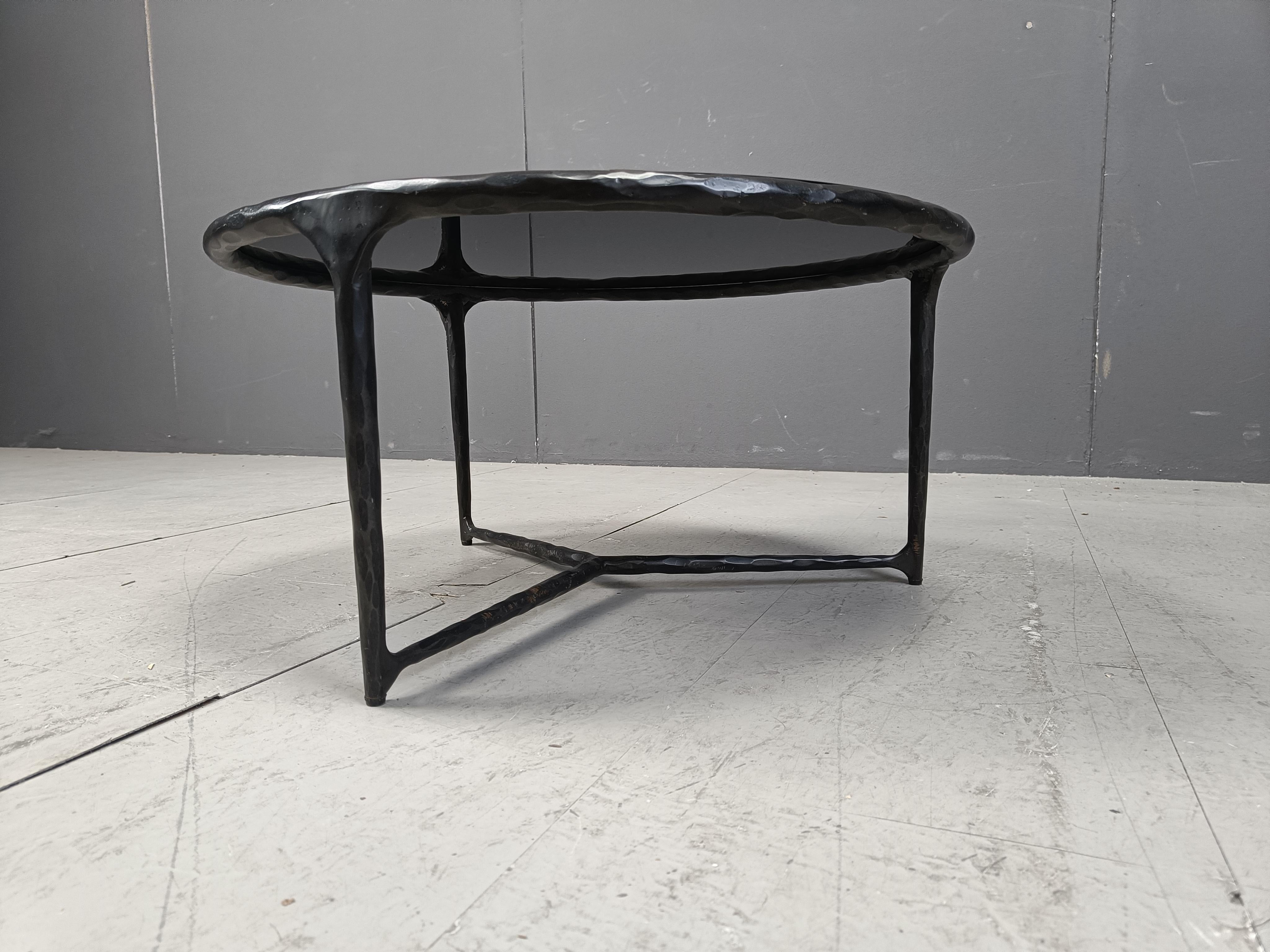 Table basse brutaliste ronde en acier sculpté, 1970 en vente 2