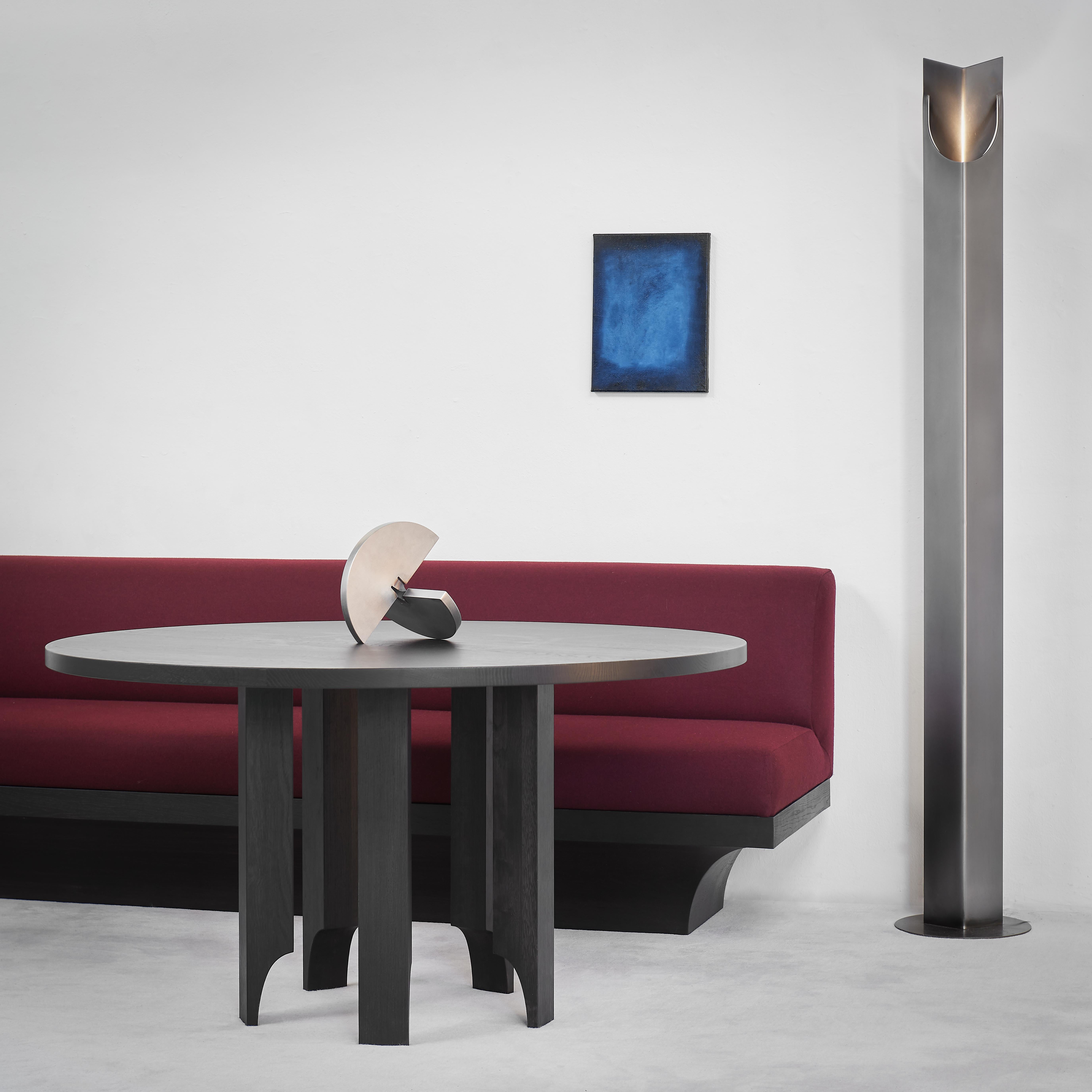 Table de salle à manger ronde sculpturale - en Oak français massif - Acer by Mokko Neuf - En vente à Amsterdam, NL