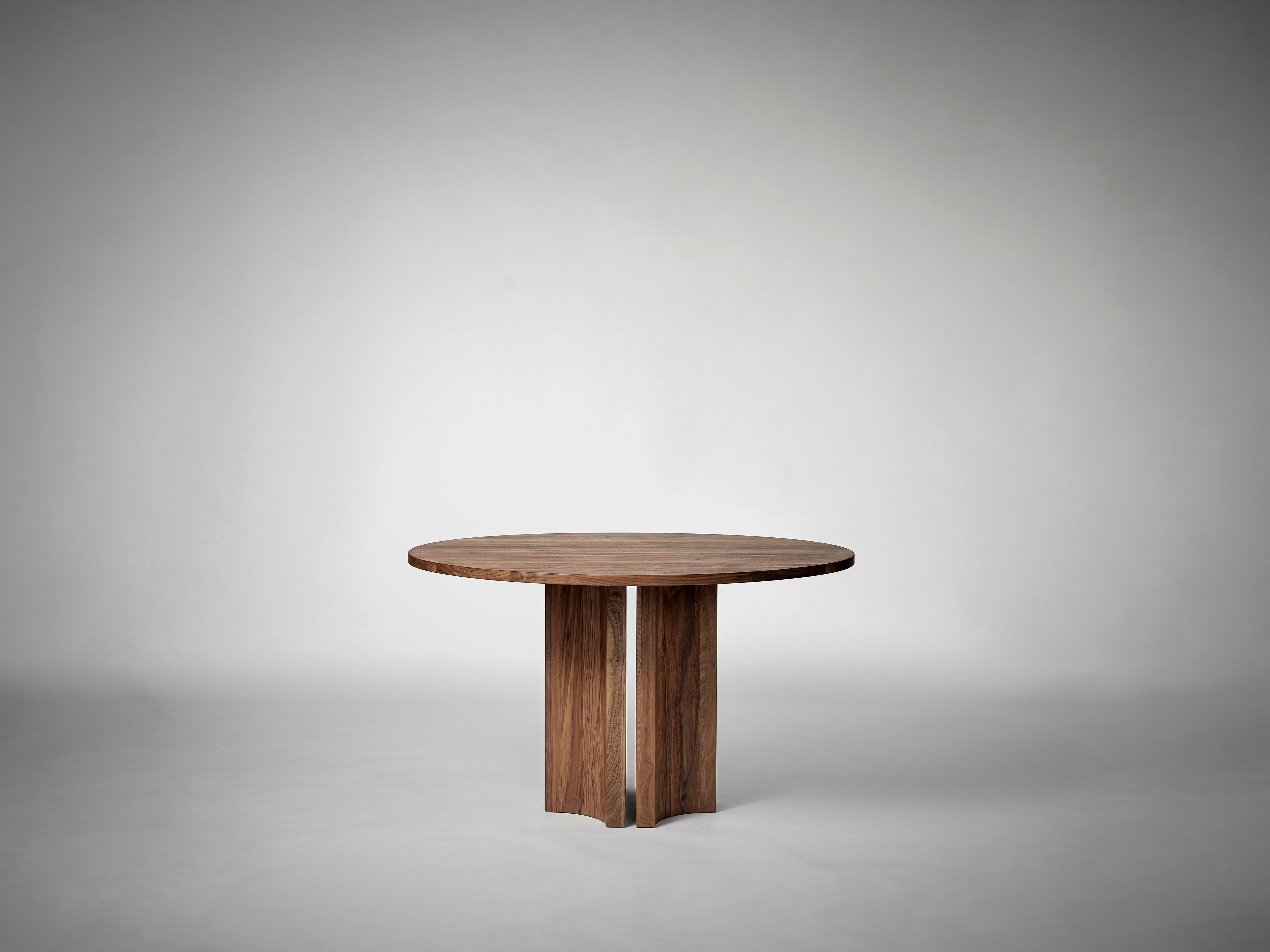 Mesa escultórica redonda de nogal macizo - Aperta by Mokko Aceitado en venta