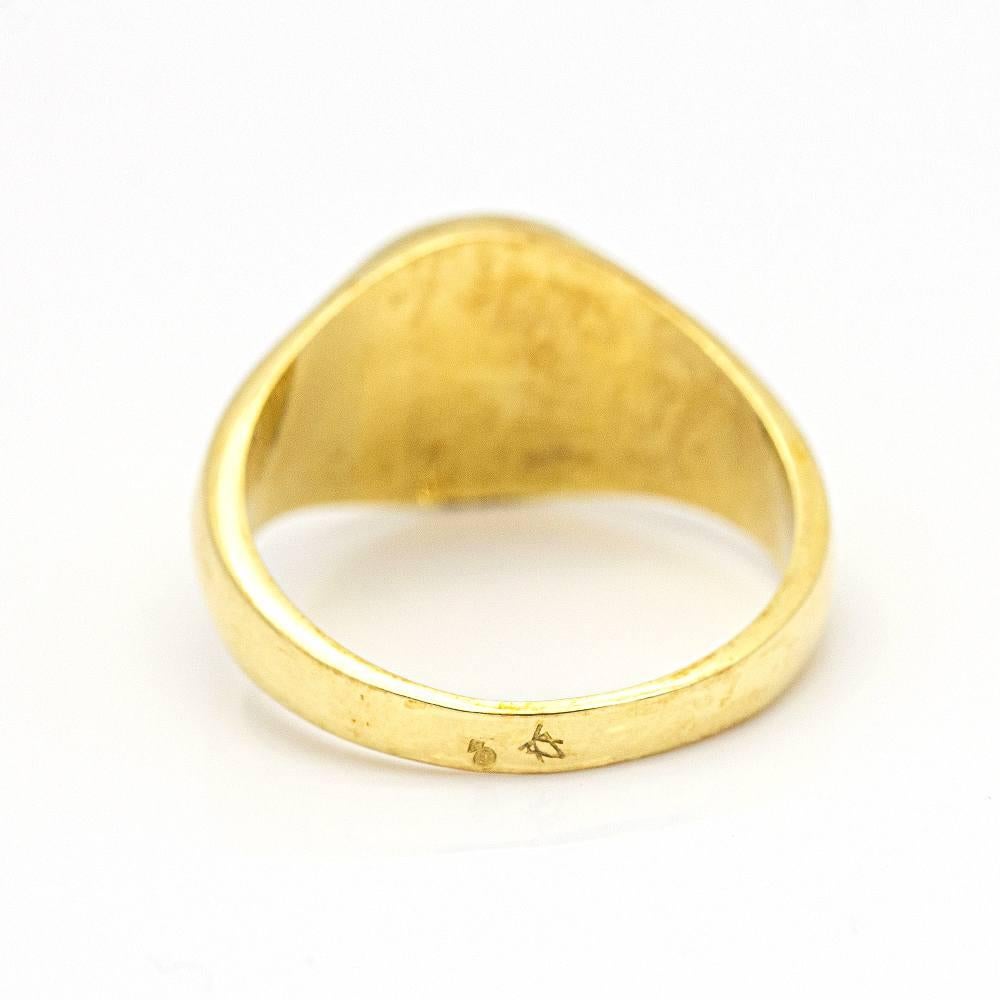 Round Seal Ring in Yellow Gold In New Condition For Sale In BARCELONA, ES