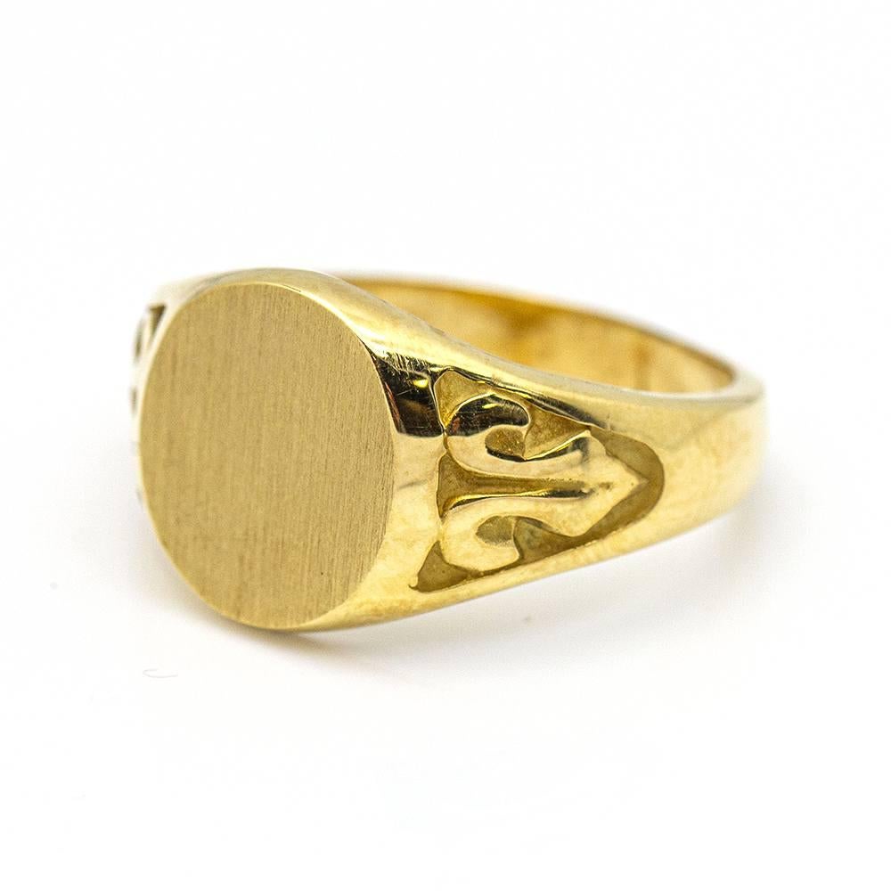 Women's or Men's Round Seal Ring in Yellow Gold For Sale
