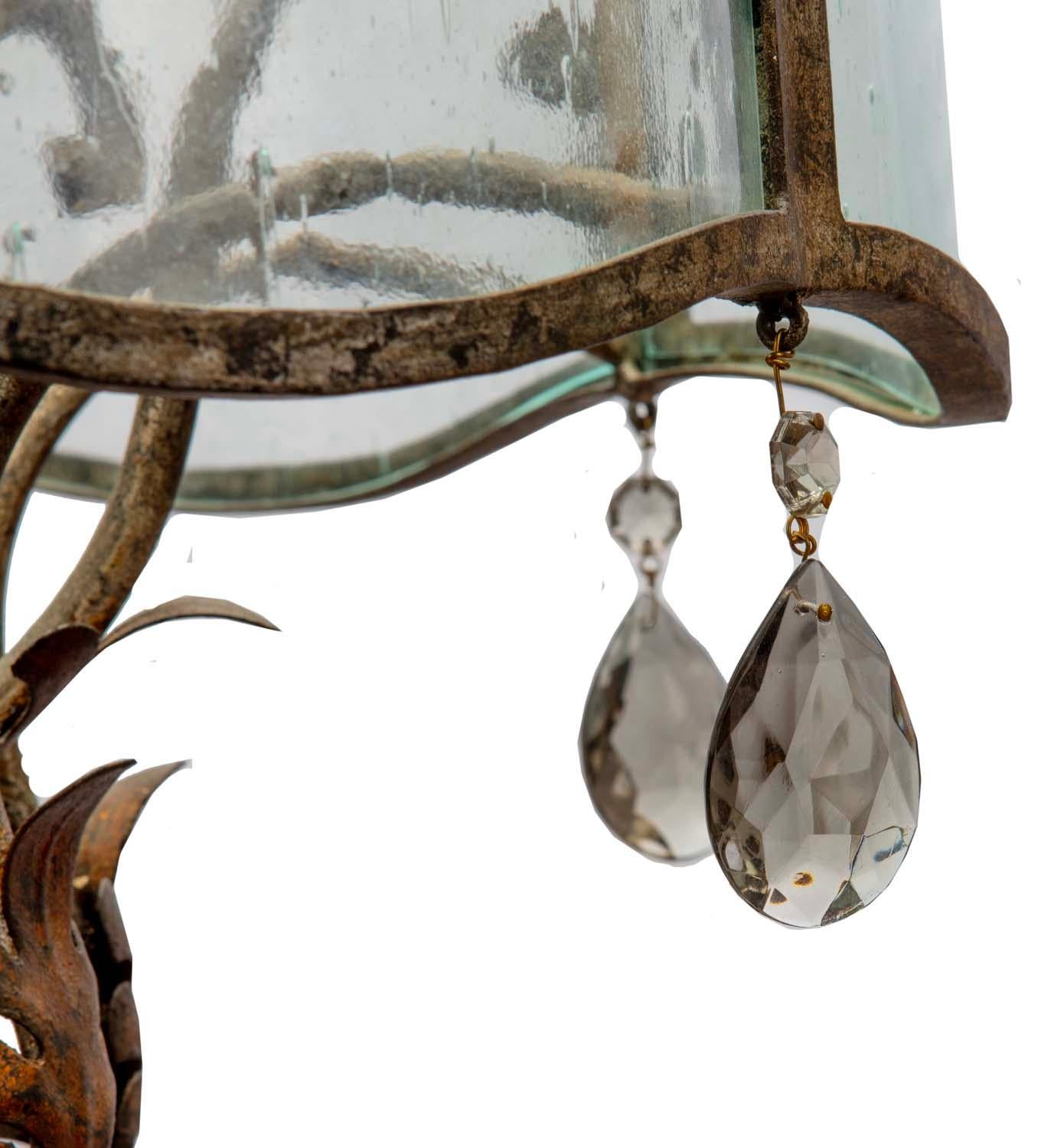 Mystérieux candélabre à cinq lumières de style espagnol, scintillant de fleurs en fer patiné d'or et d'argent avec des cristaux de topaze fumée. Suspendu à une chaîne de 28