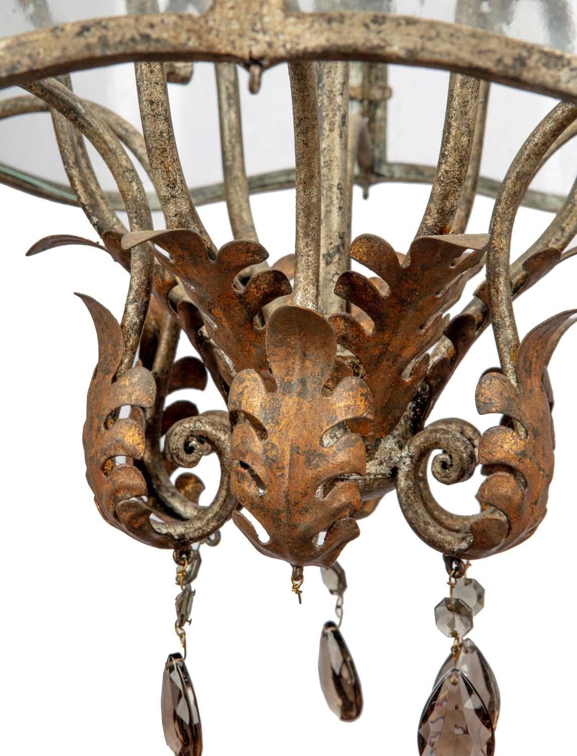 Européen Chandelier à cinq bougies en verre grainé rond, cristaux fumés et fleurs métalliques en vente