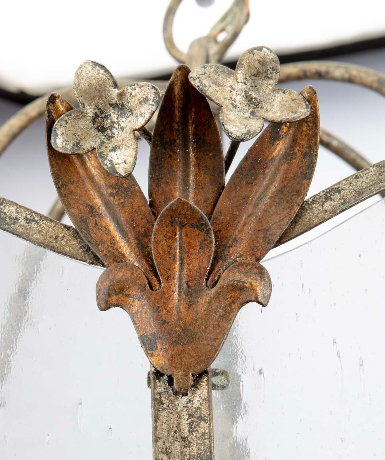 Forgé Chandelier à cinq bougies en verre grainé rond, cristaux fumés et fleurs métalliques en vente