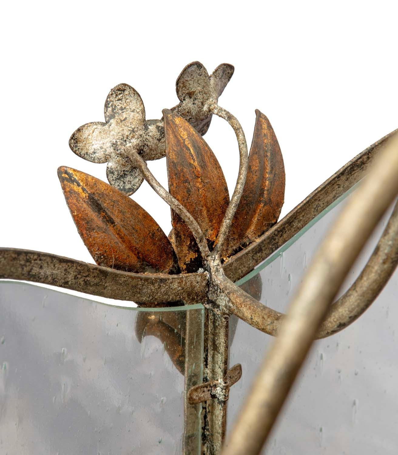 20ième siècle Chandelier à cinq bougies en verre grainé rond, cristaux fumés et fleurs métalliques en vente