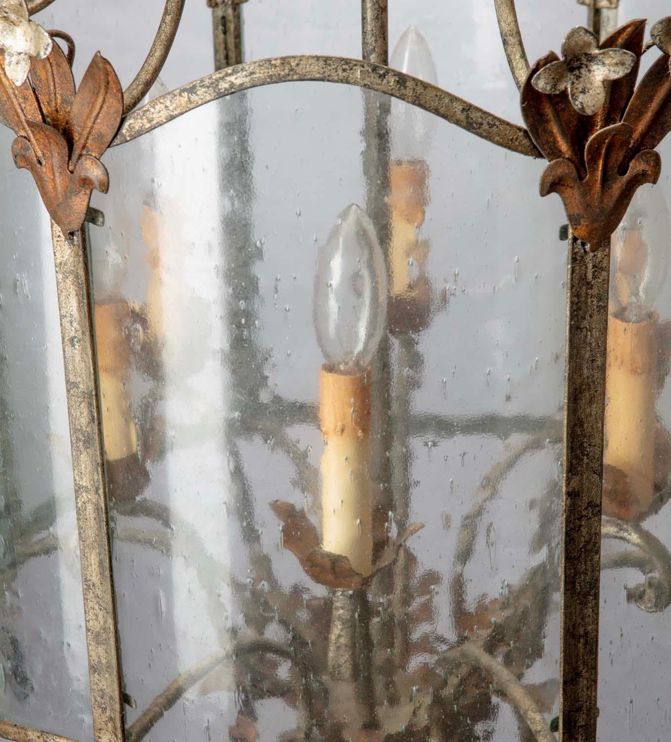 Verre d'art Chandelier à cinq bougies en verre grainé rond, cristaux fumés et fleurs métalliques en vente
