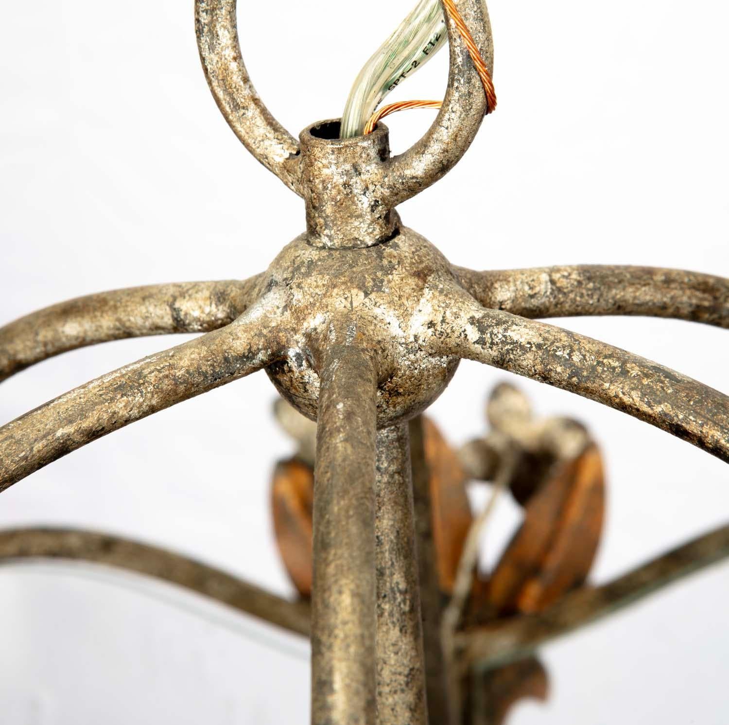 Chandelier à cinq bougies en verre grainé rond, cristaux fumés et fleurs métalliques en vente 1