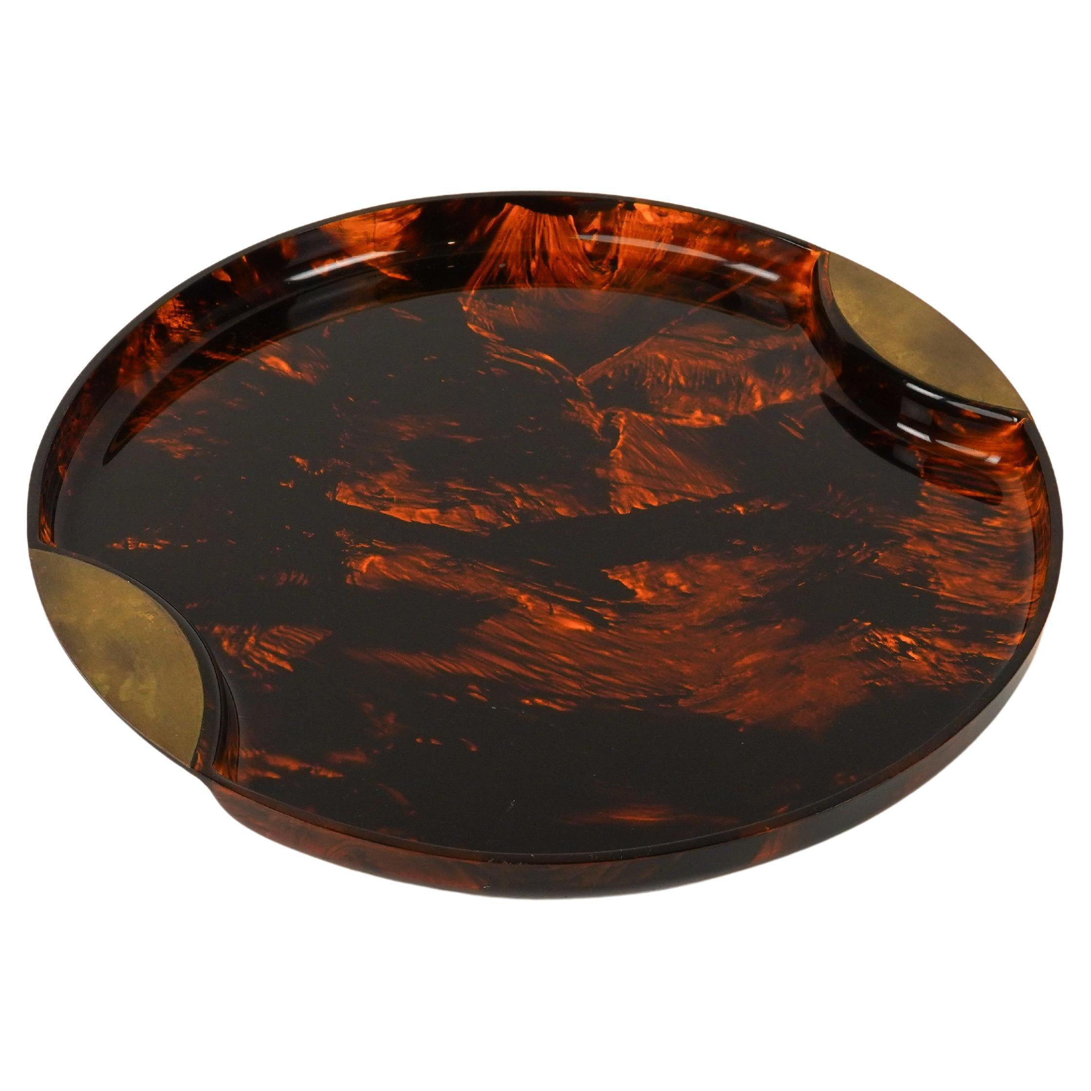 Midcentury amazing round serving tray or centerpiece in lucite faux tortoiseshell effect and brass handles by Team Guzzini.

Made in Italy in the 1970s.

The original label is still attached as shown in the pictures.

It's an iconic tray or plate