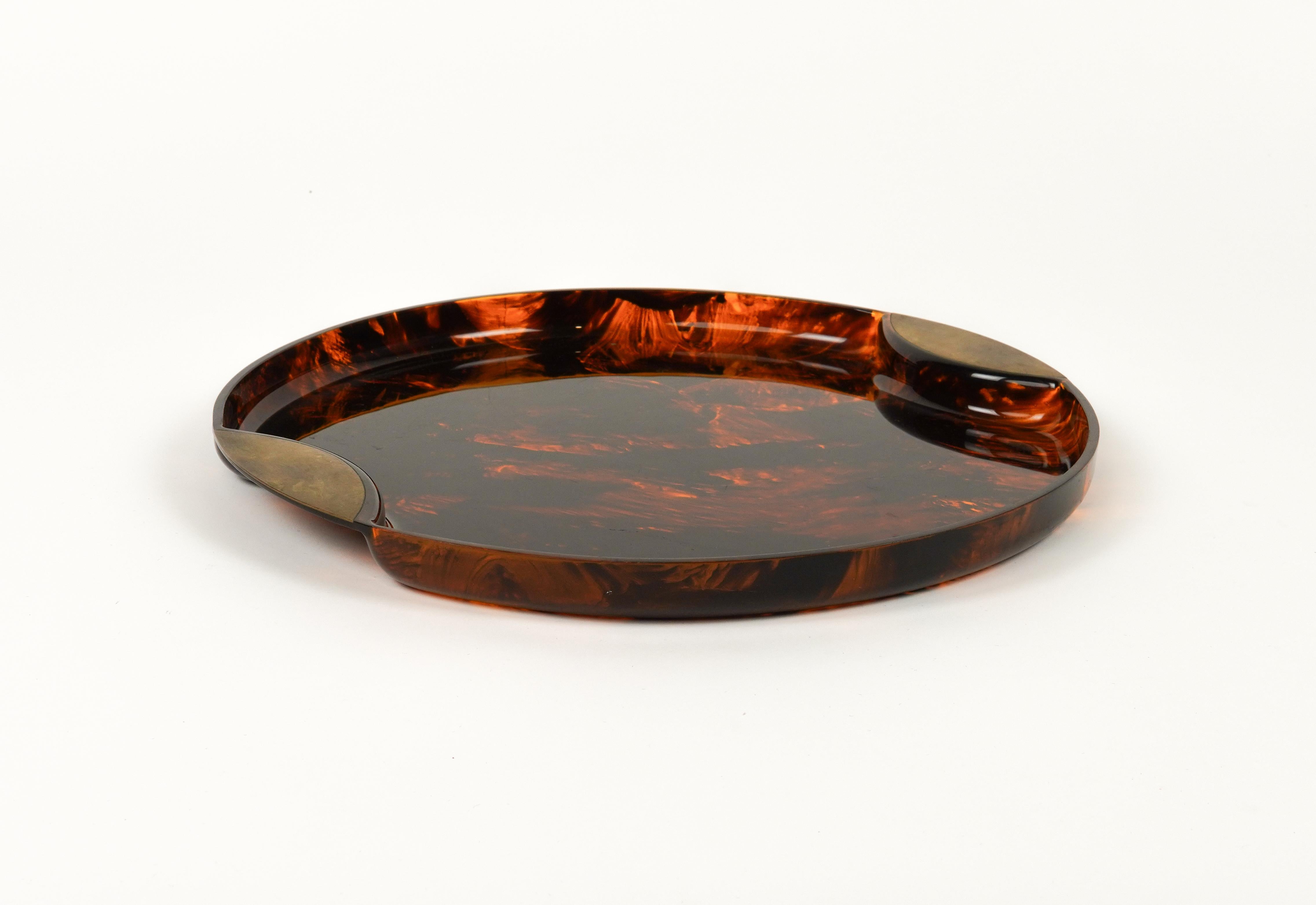 Round Serving Tray in Lucite Faux Tortoiseshell & Brass by Guzzini, Italy 1970s In Good Condition In Rome, IT
