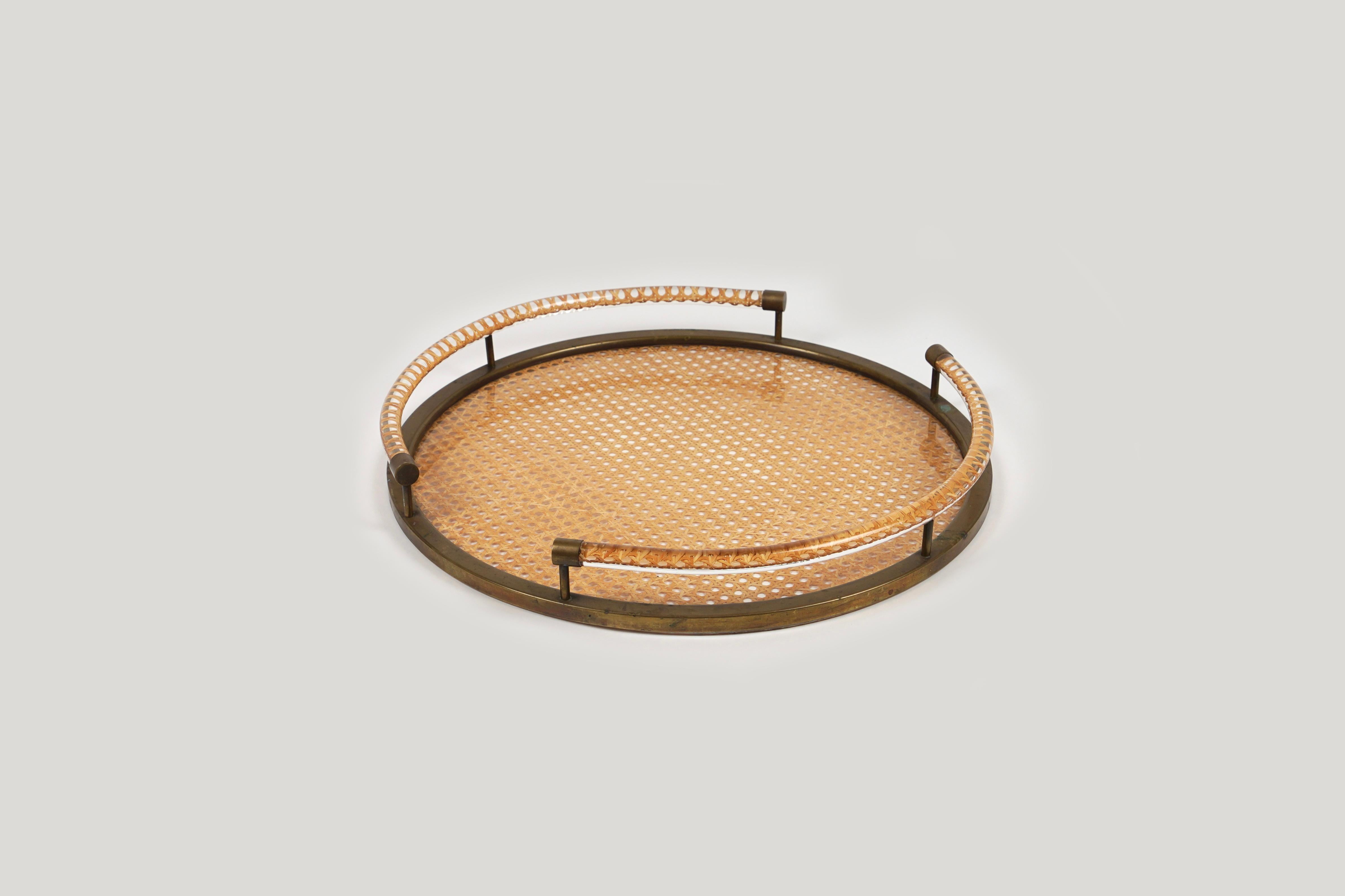 Midcentury amazing round serving tray / centerpiece in lucite and rattan with brass border in the style of Christian Dior Home. 

Made in Italy in the 1970s. 

Great accessory for any modern interior.
