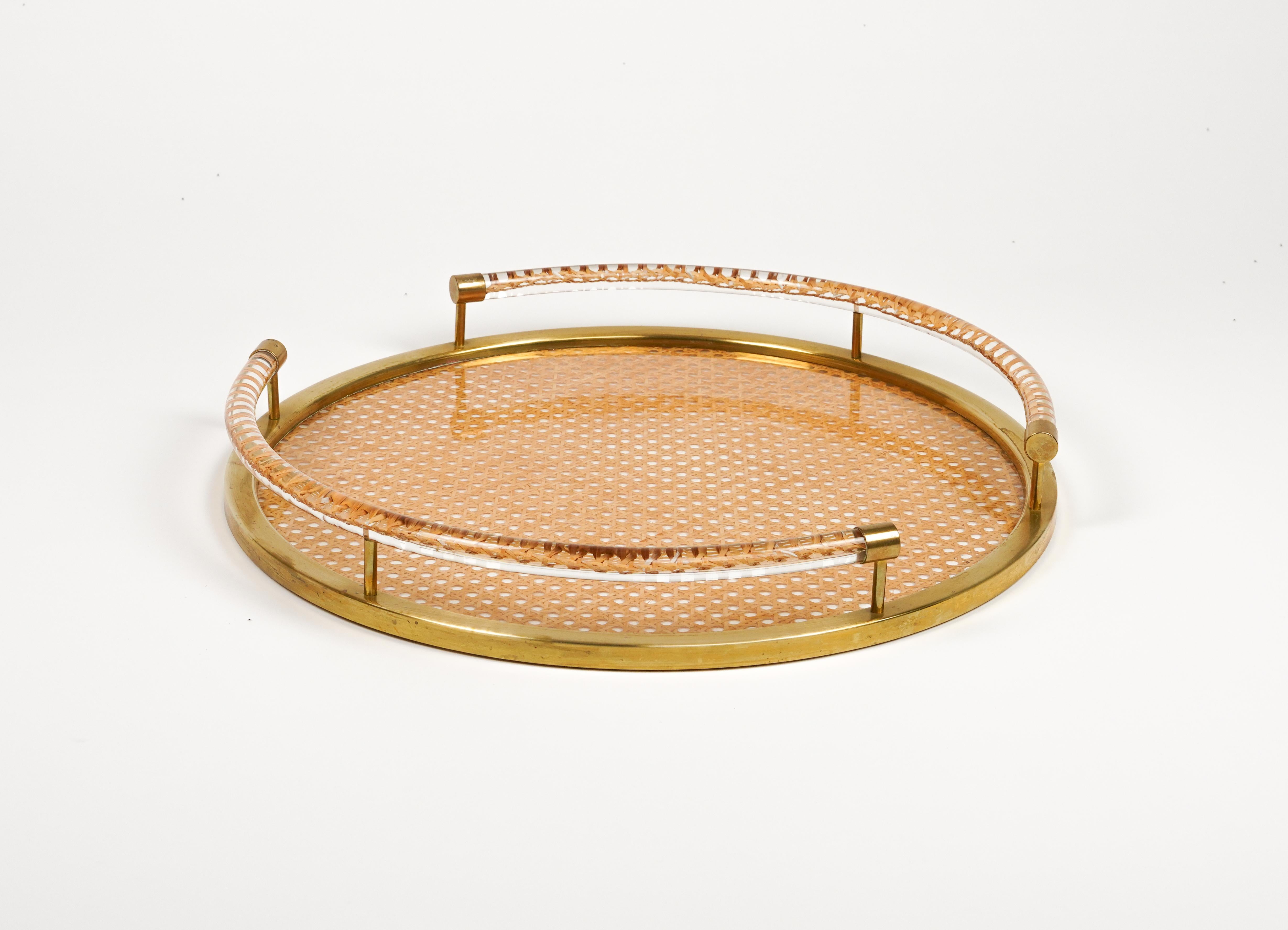 Midcentury amazing round serving tray / centerpiece in lucite and rattan with brass border in the style of Christian Dior Home.

Made in Italy in the 1970s.

Great accessory for any modern interior.