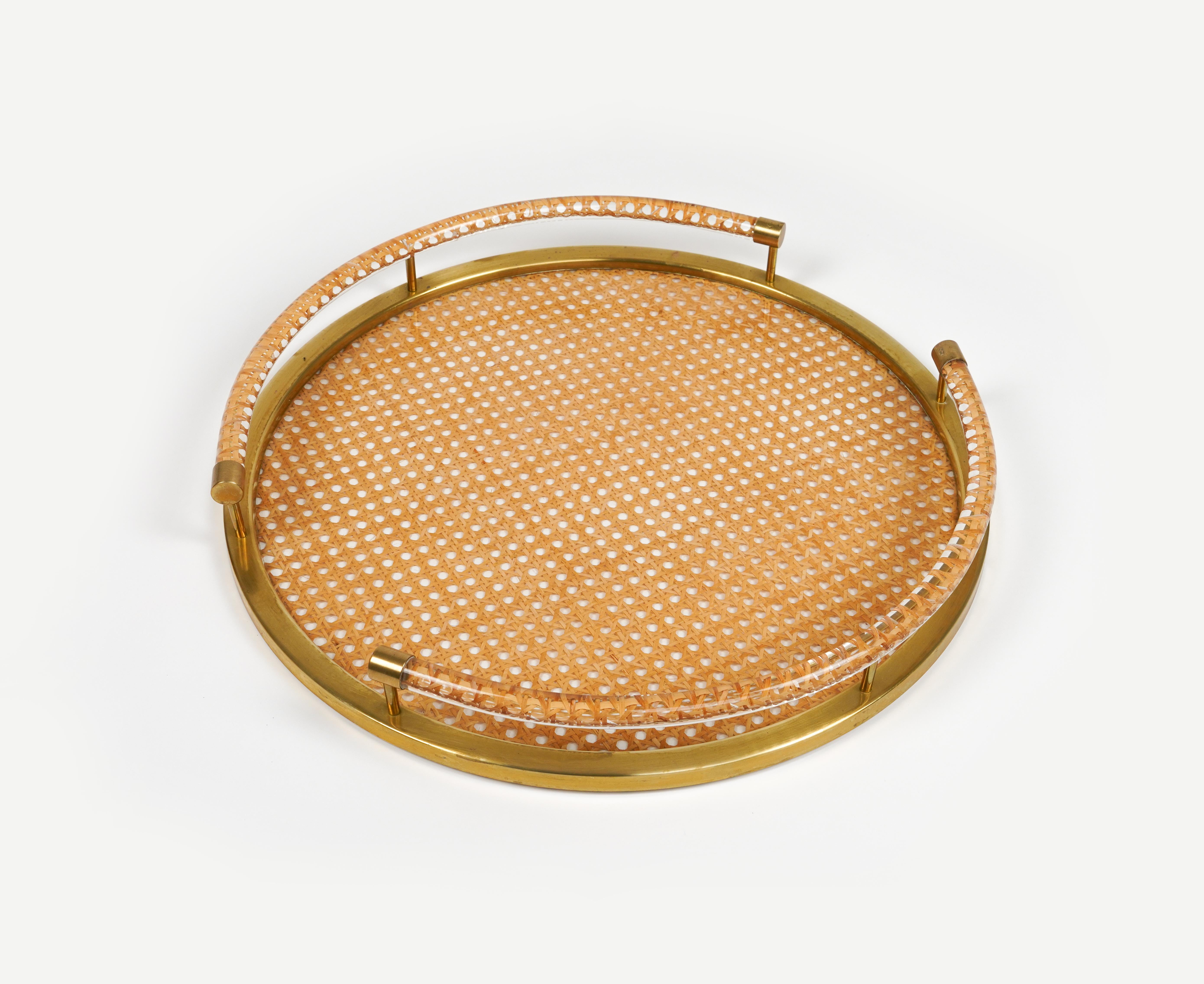 Round Serving Tray in Lucite, Rattan and Brass Christian Dior Style, Italy 1970s In Good Condition For Sale In Rome, IT