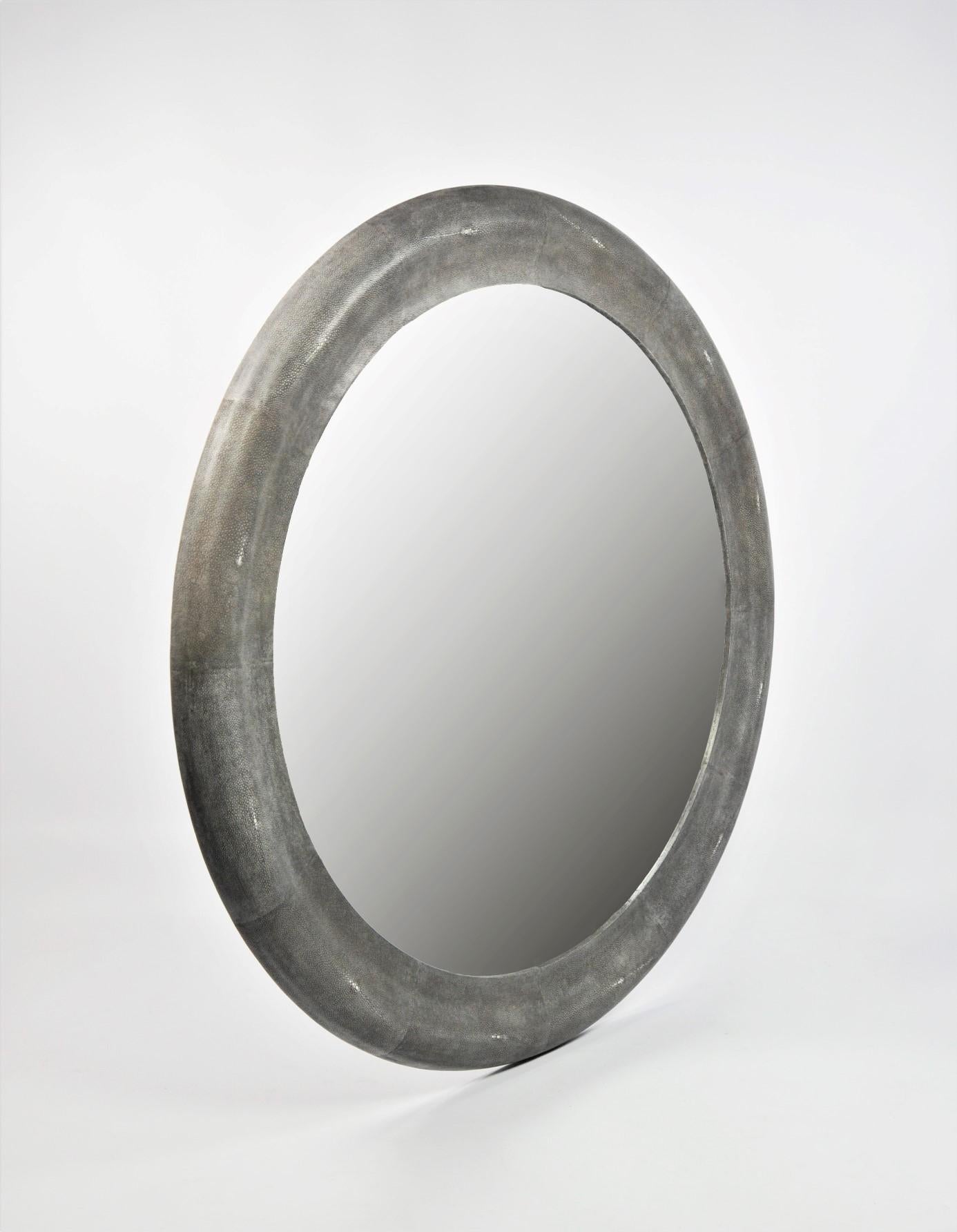 Questo specchio circolare è realizzato in zigrino di colore grigio scuro (rif. CARBON).
Un design senza tempo per questo grande pezzo che può essere realizzato in dimensioni personalizzate.
 
Il diametro di questo specchio è di