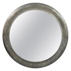 Miroir rond en galuchat par Ginger Brown