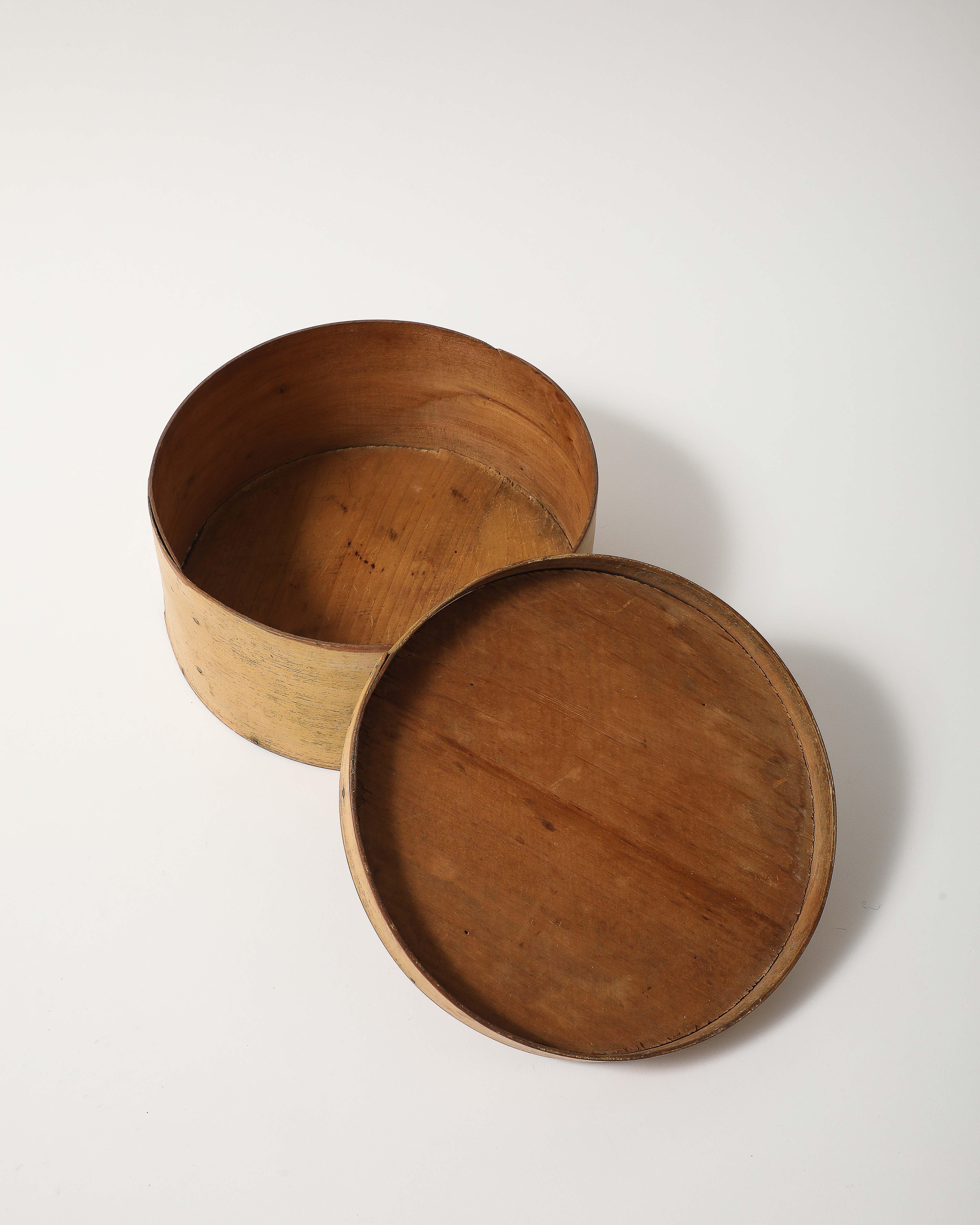 Round Shaker Pantry Box, United States, 19th C For Sale 5