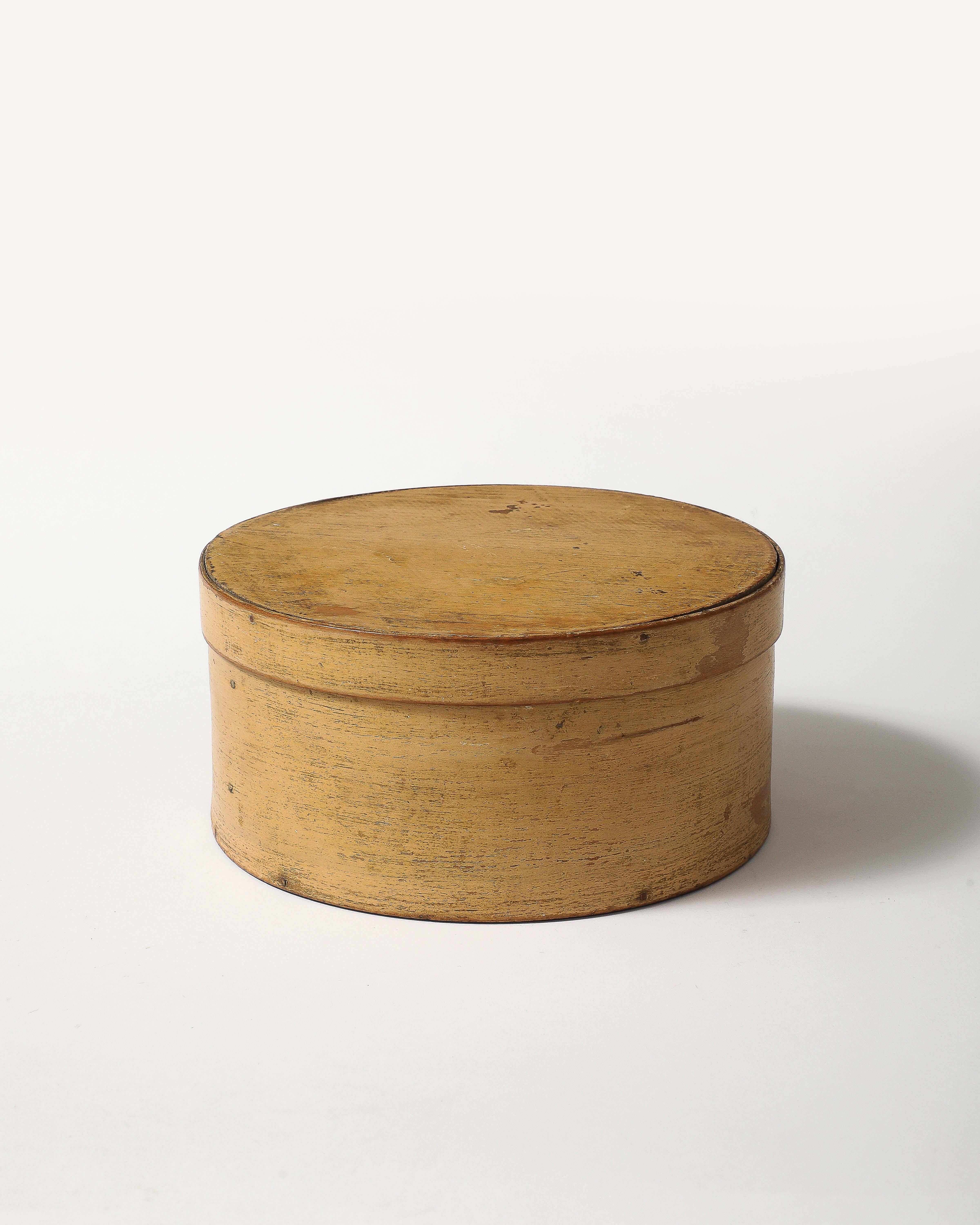 Round Shaker Pantry Box, United States, 19th C For Sale 1