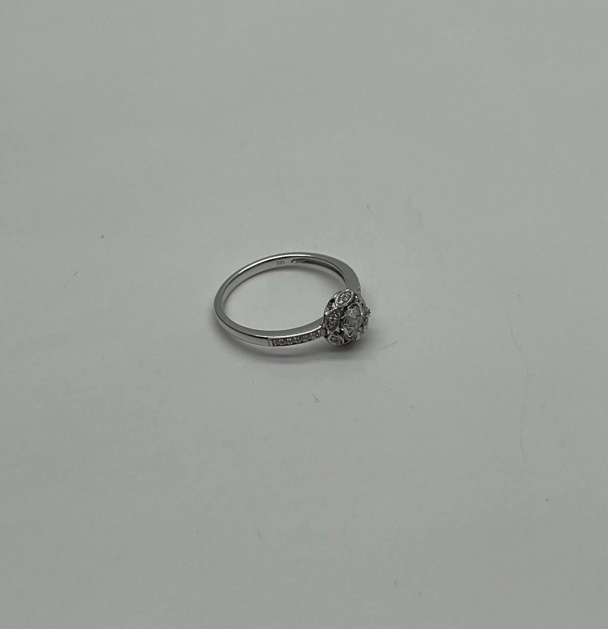 Bague « Promise Dainty » en or blanc 14 carats sertie d'un halo de grappes brillantes de forme ronde