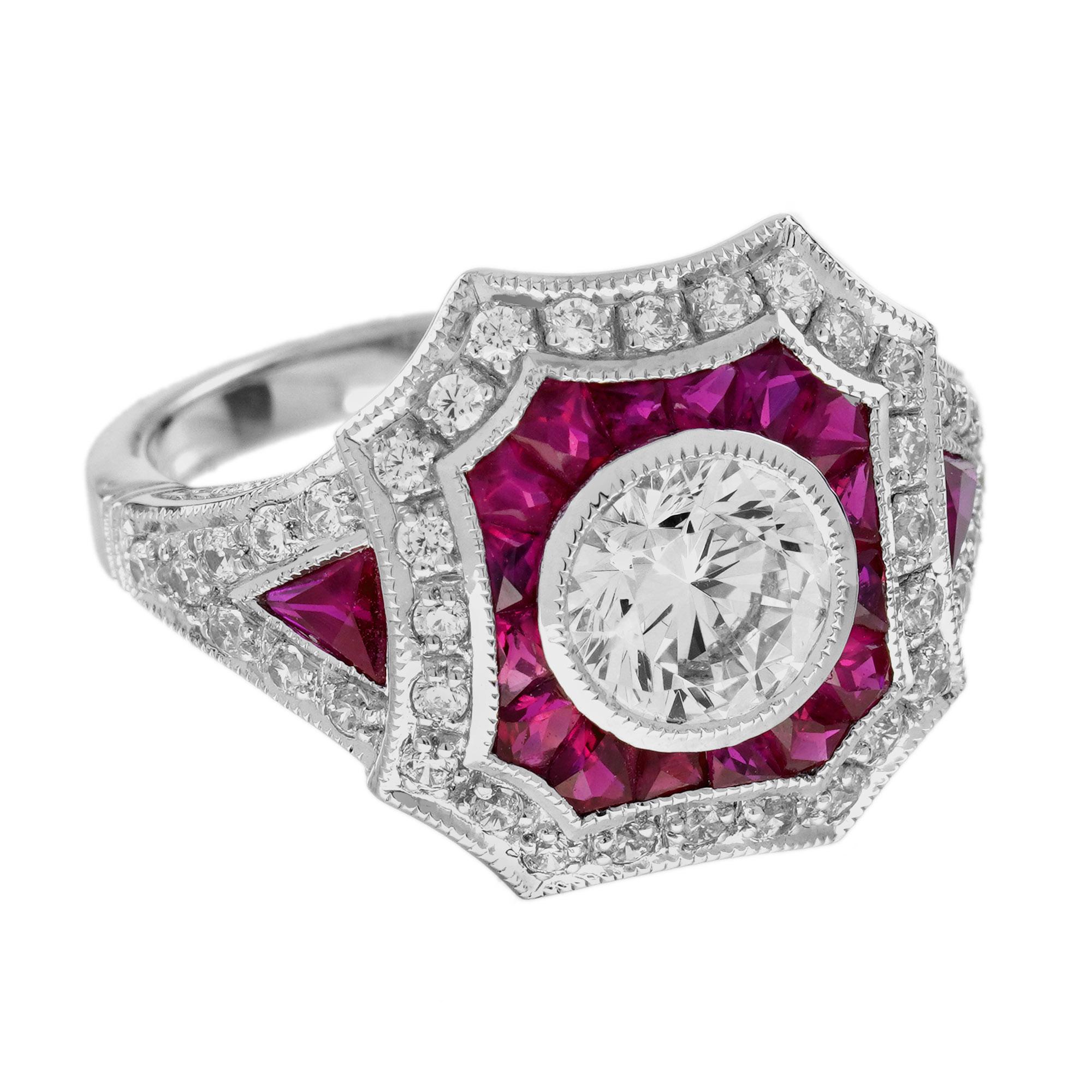 Cette remarquable bague en diamant et rubis présente un diamant central de 1 carat de taille ronde et brillante, serti dans un chaton et entouré d'un halo de rubis de taille française avec des détails de milgrain, modelé dans l'or blanc. Cette