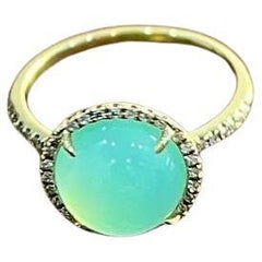 Anillo de cóctel de oro amarillo de 14 quilates con halo de diamantes y aguamarina verde en forma de cabujón redondo