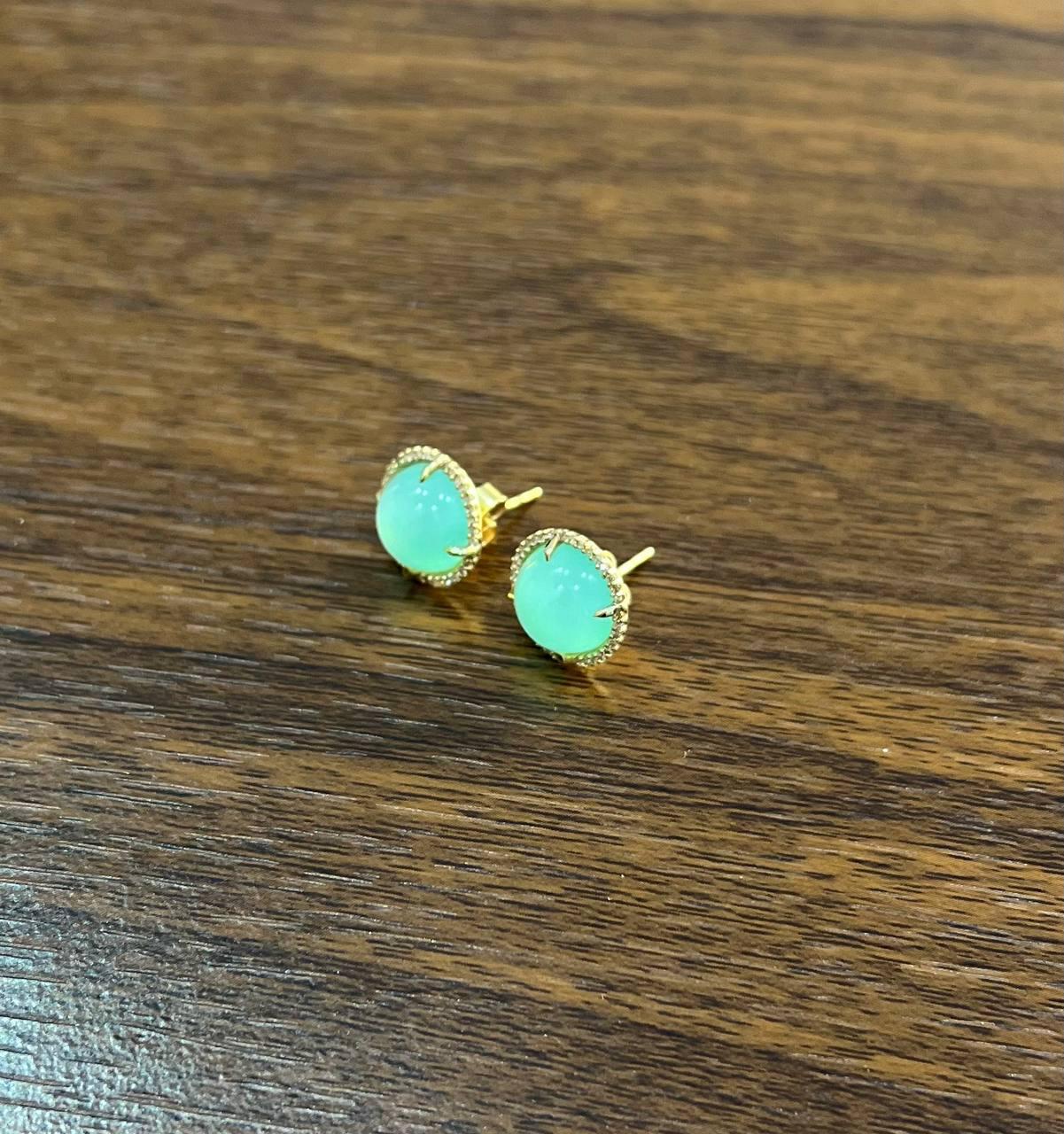 De las mujeres Pendientes de oro amarillo de 14 quilates con cabujón redondo de aguamarina verde y halo de diamantes en venta
