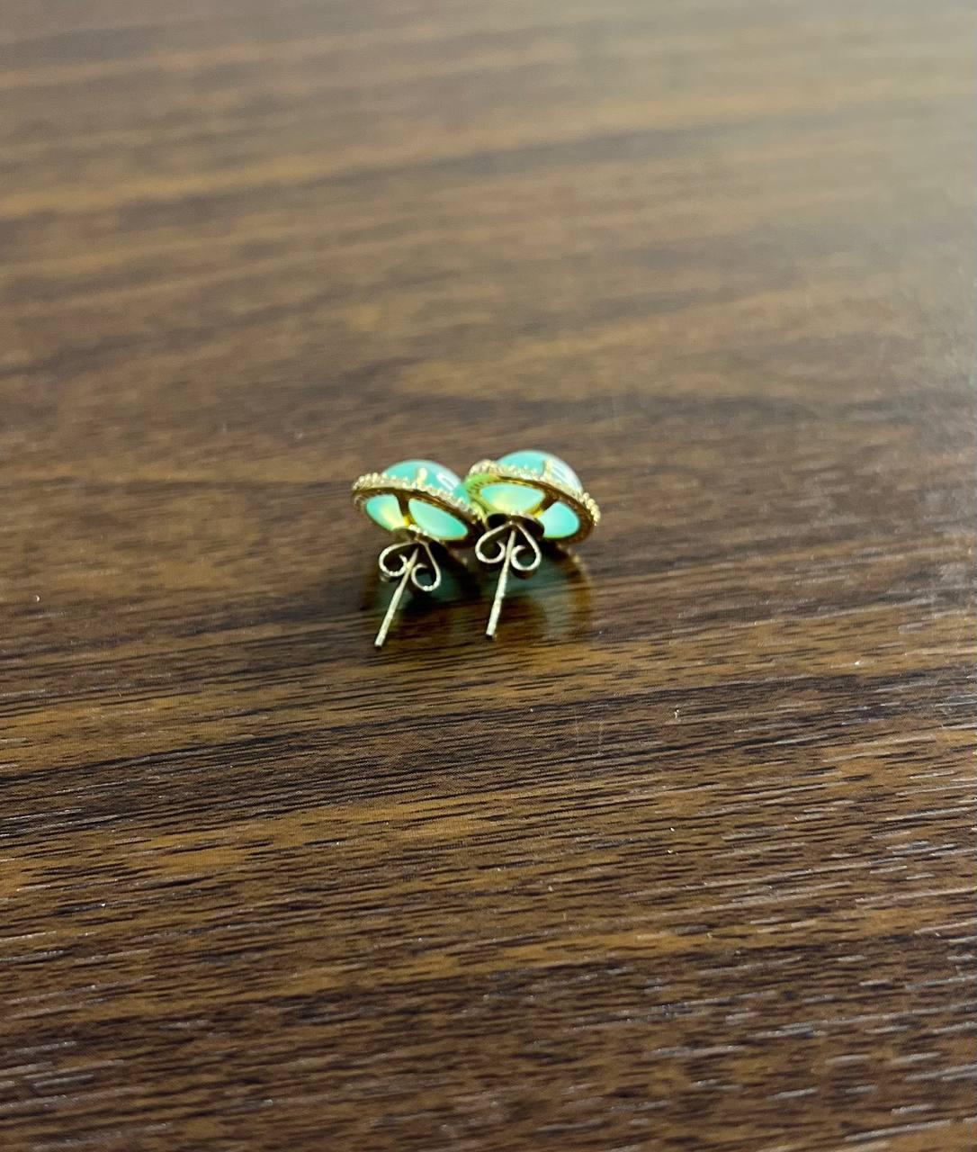 Pendientes de oro amarillo de 14 quilates con cabujón redondo de aguamarina verde y halo de diamantes en venta 3