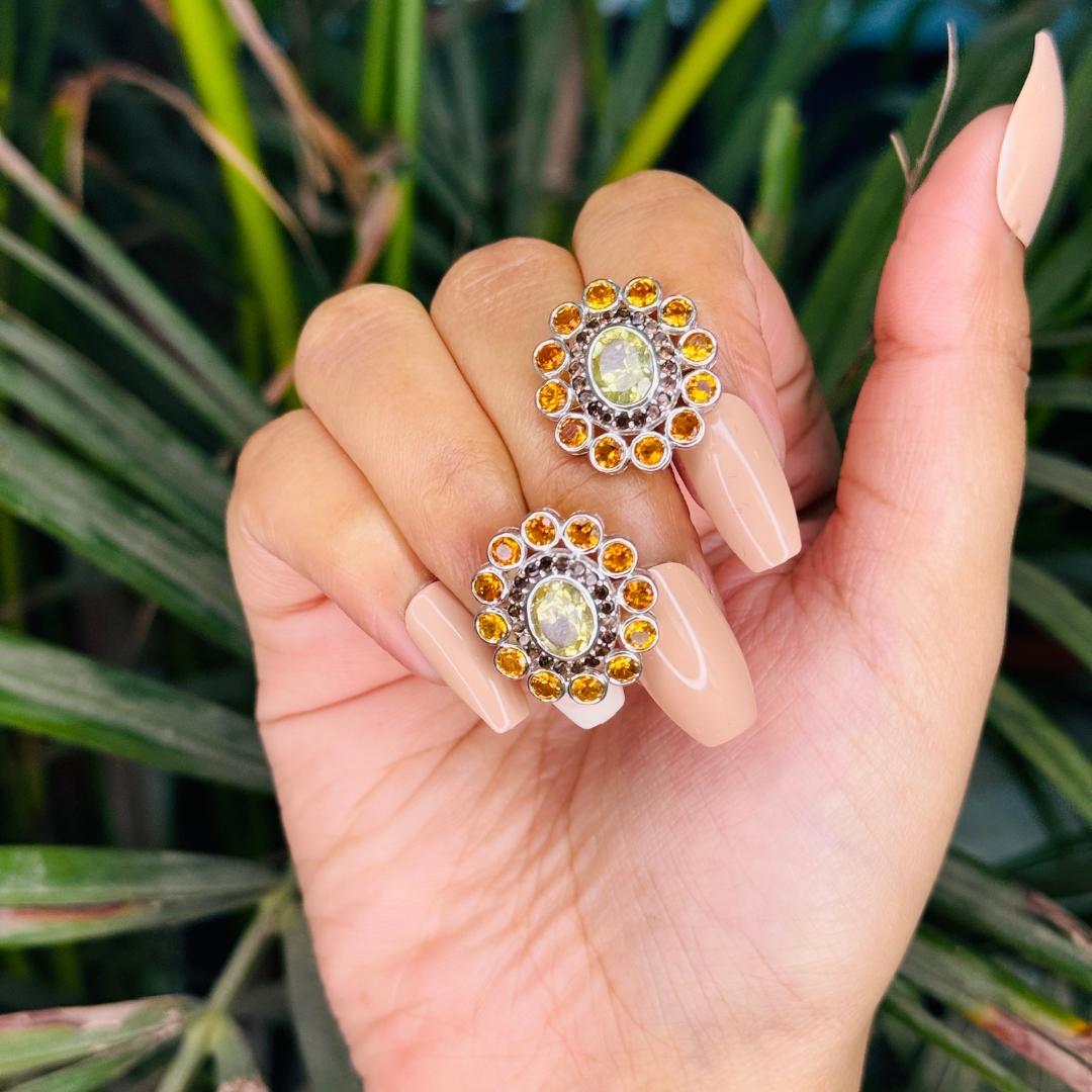 Taglio rotondo Orecchino con perno a forma di fiore di garofano in argento 925 in vendita