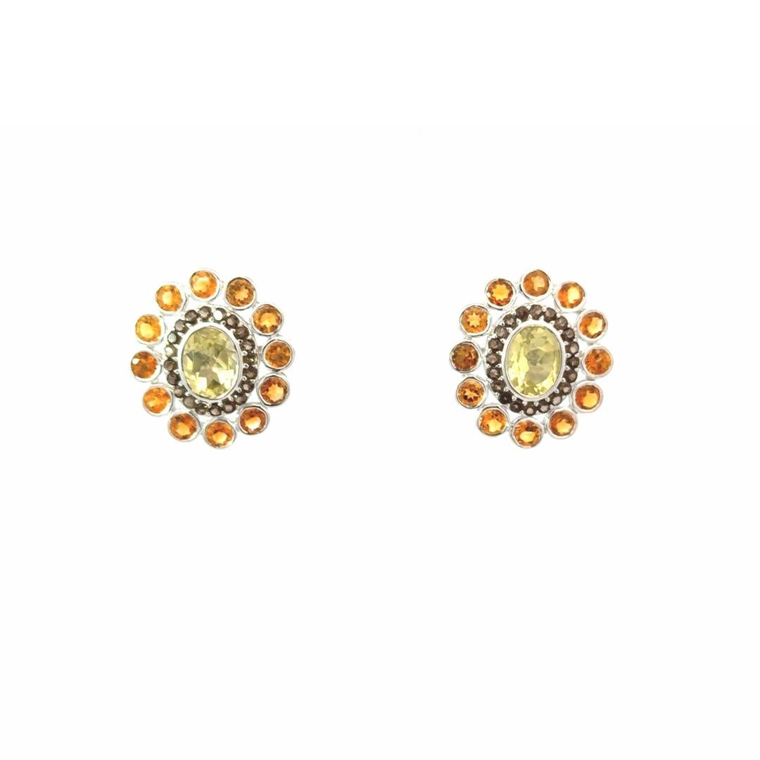 Orecchino con perno a forma di fiore di garofano in argento 925 in vendita 1
