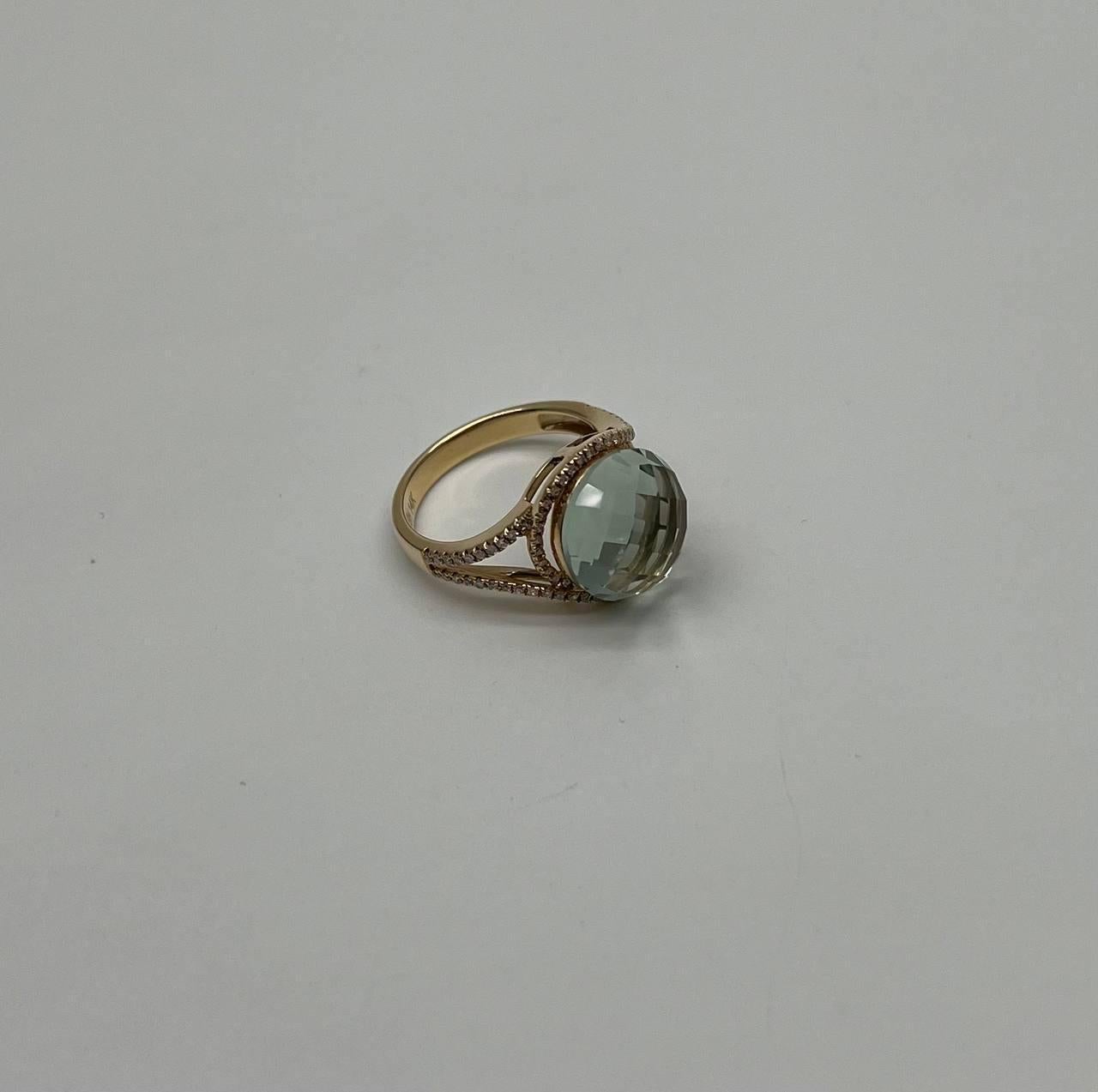Cette bague sophistiquée est ornée d'une prasiolite ronde de 7,18 carats d'une subtile teinte verte. La bague est rehaussée de 0,24 carats de diamants blancs ronds de taille brillant, rehaussant l'élégance de la pierre centrale. Fabriquée en or