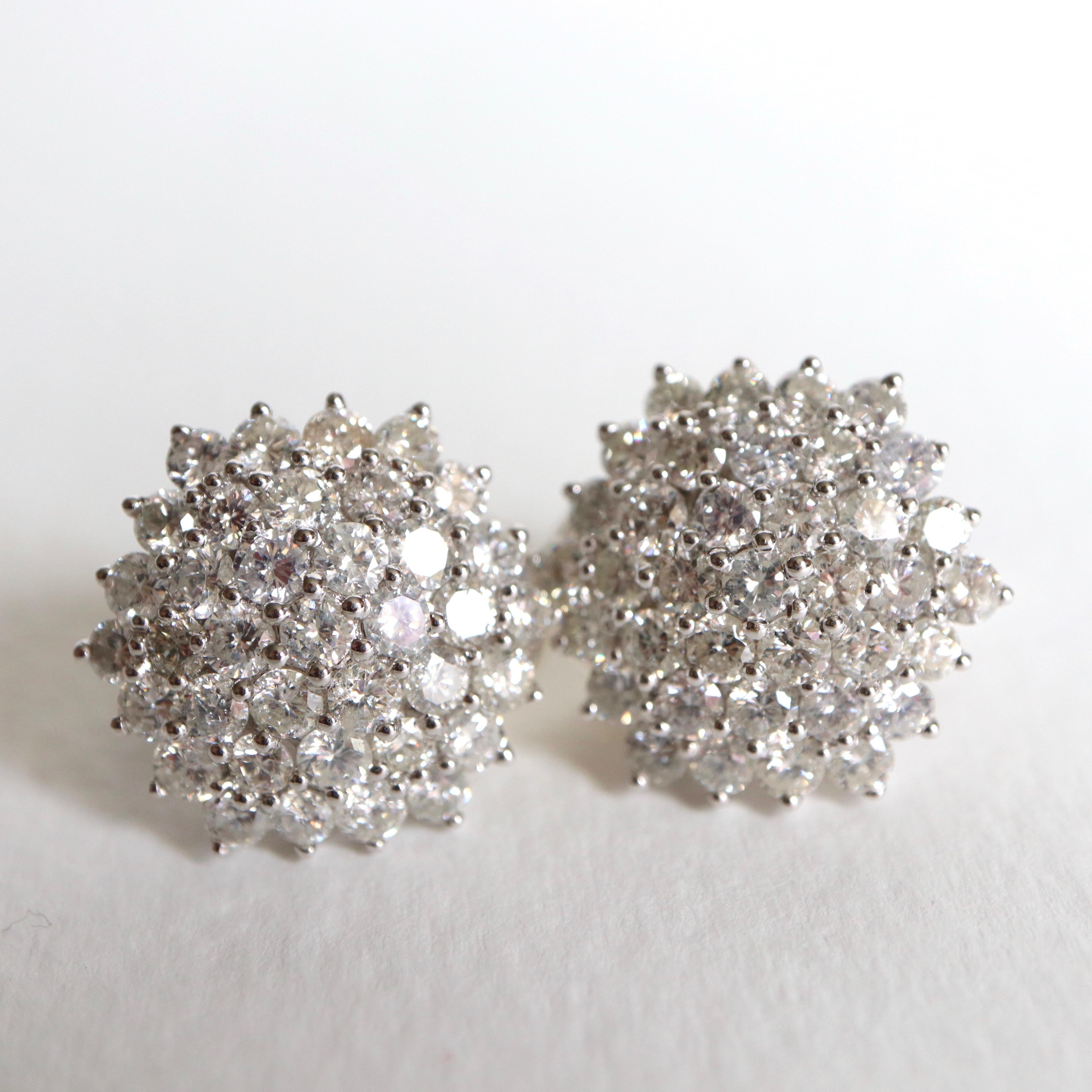 Round Shape Clip Earrings in 18 Carat White Gold with 5.8 Carat of Diamonds In Good Condition For Sale In Paris, FR