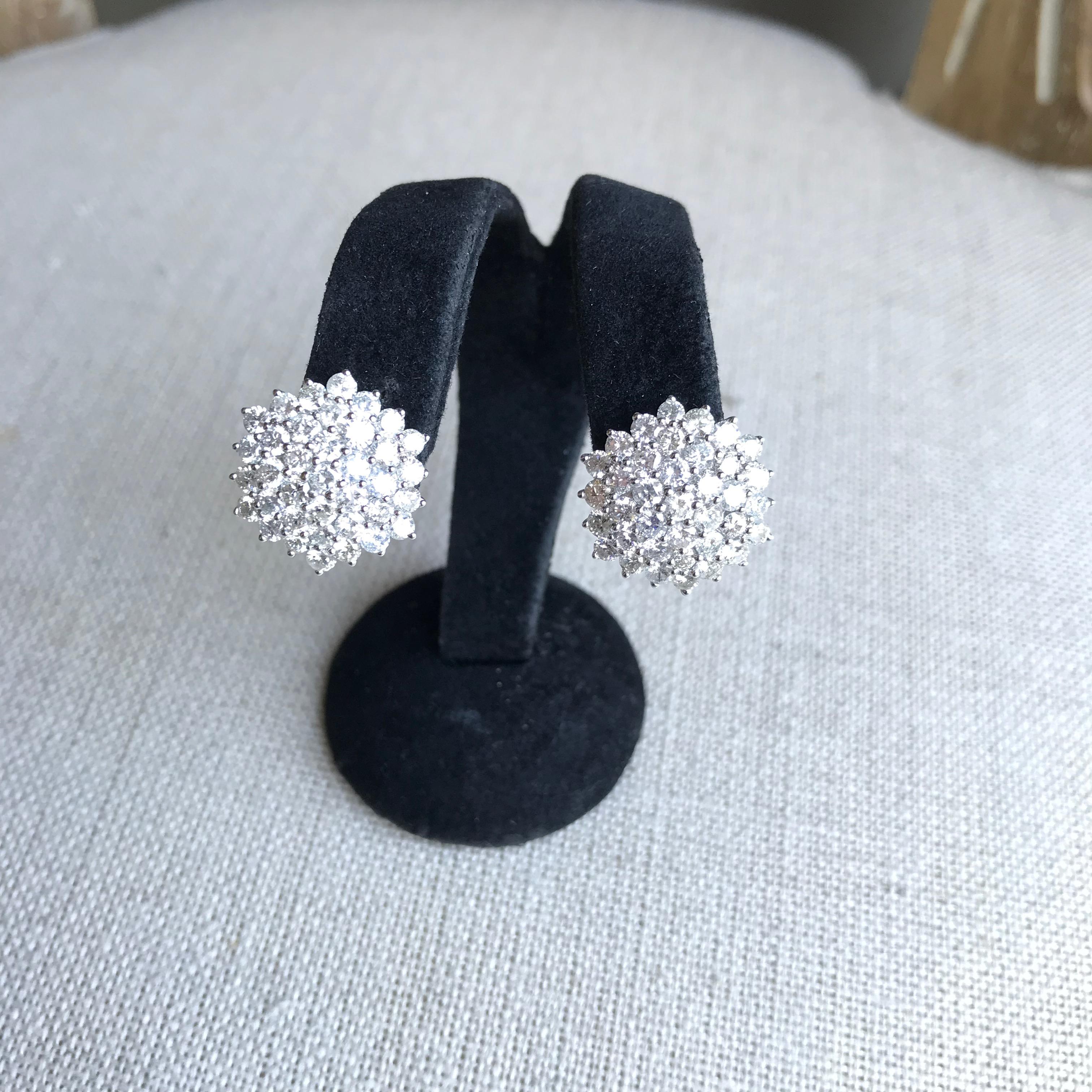 Round Shape Clip Earrings in 18 Carat White Gold with 5.8 Carat of Diamonds For Sale 3